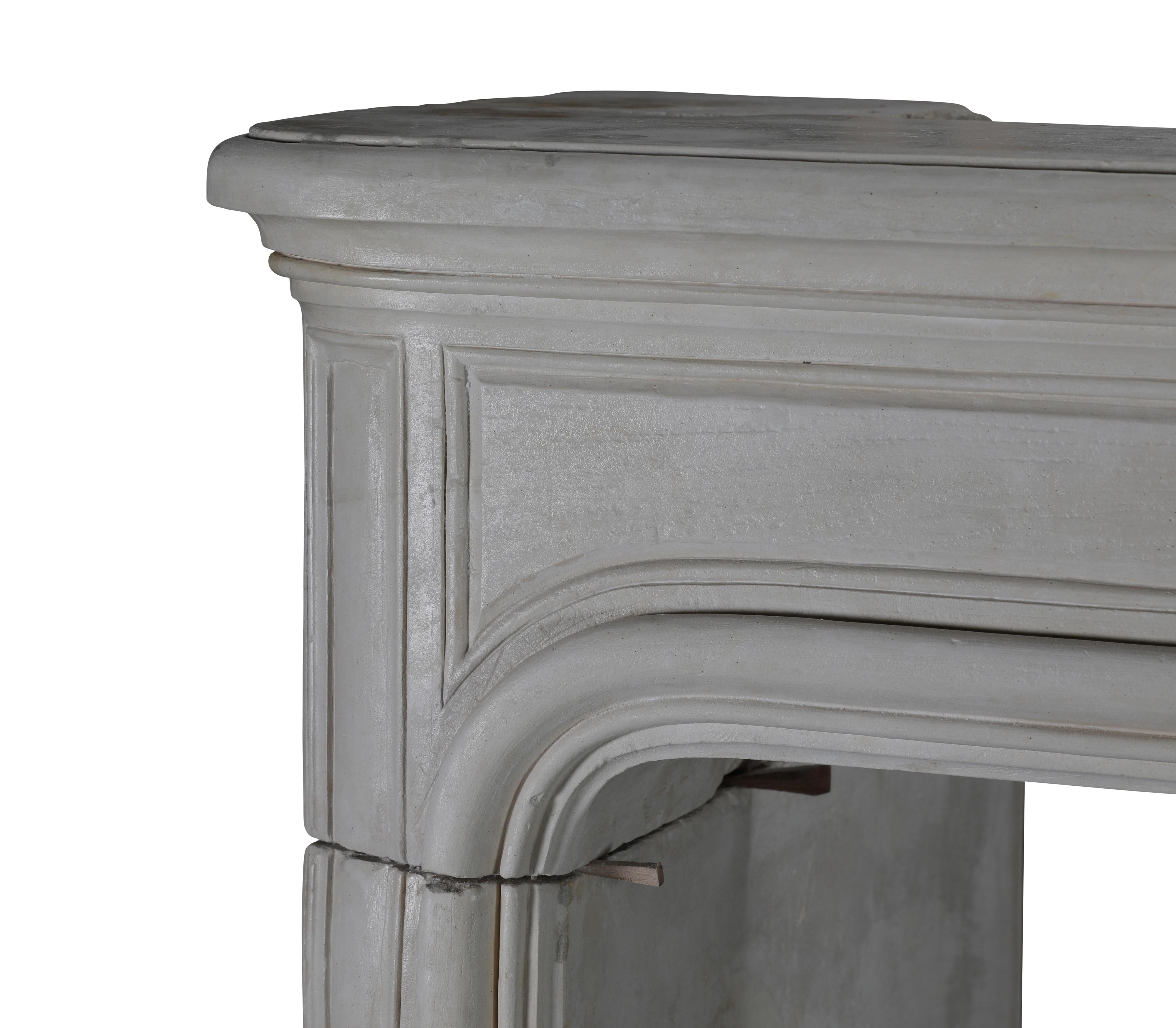 Cheminée ancienne blanche et élégante du 17ème siècle en pierre française en vente 6