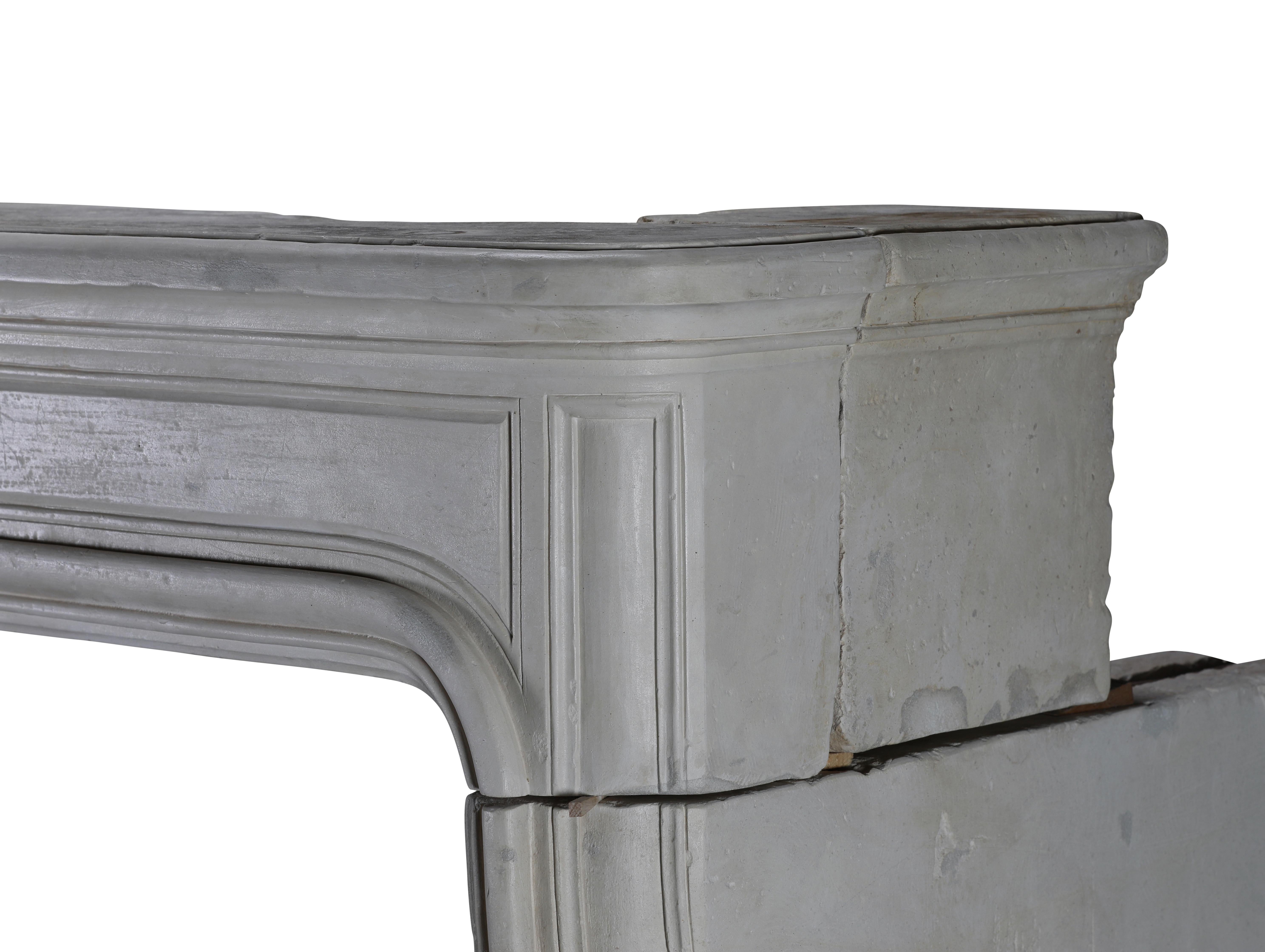 Cheminée ancienne blanche et élégante du 17ème siècle en pierre française en vente 7