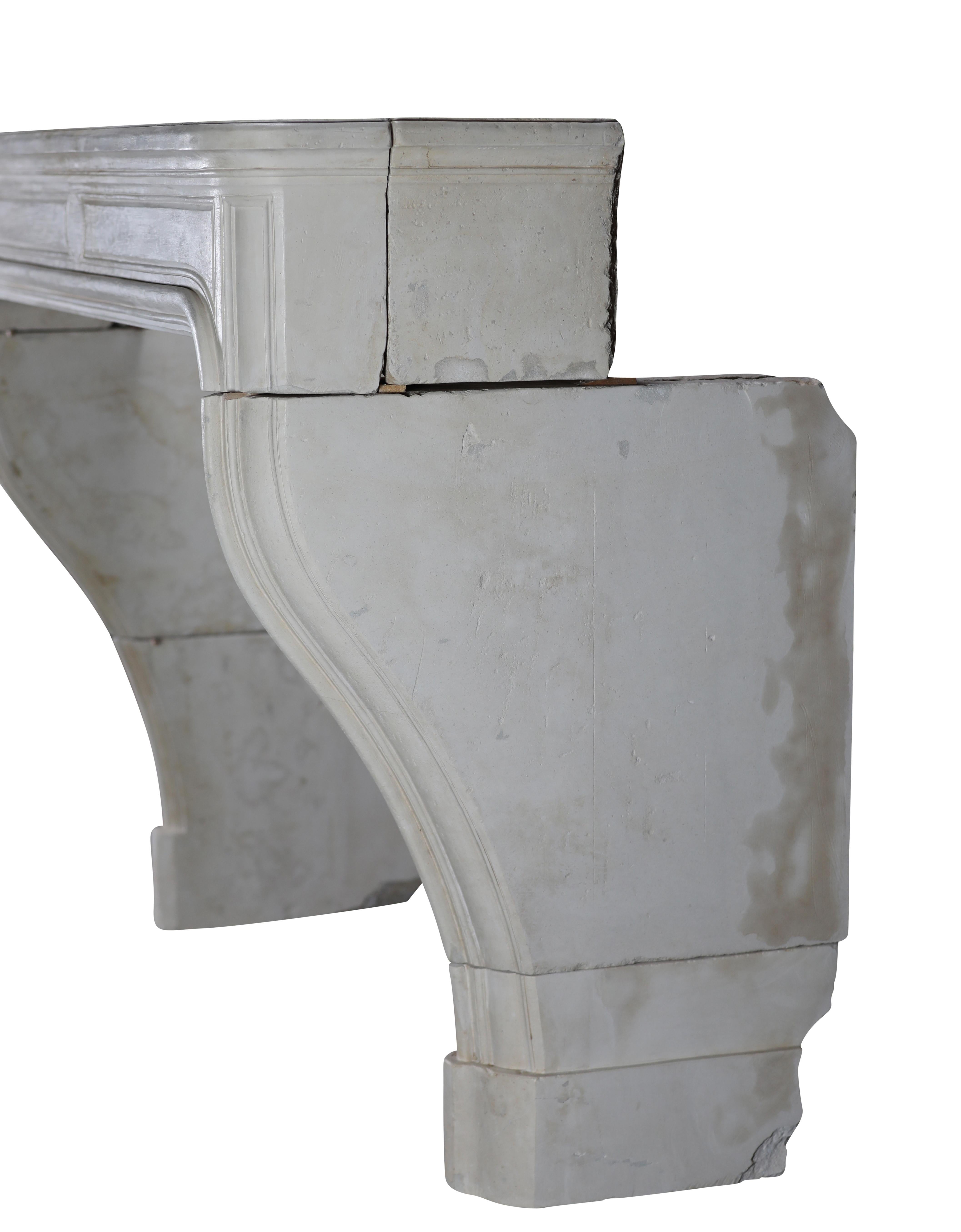 Cheminée ancienne blanche et élégante du 17ème siècle en pierre française en vente 8