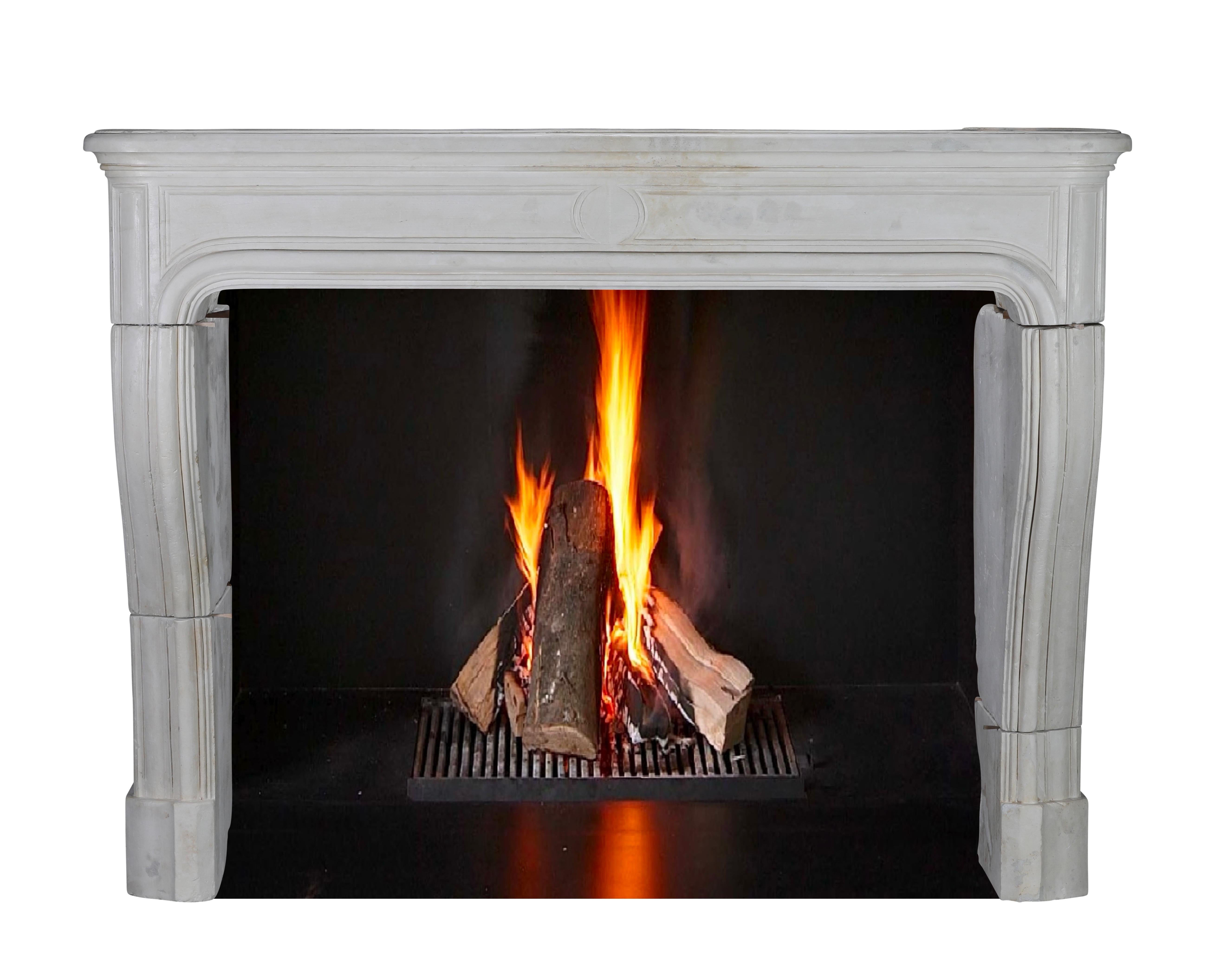 Cheminée ancienne blanche et élégante du 17ème siècle en pierre française en vente 9