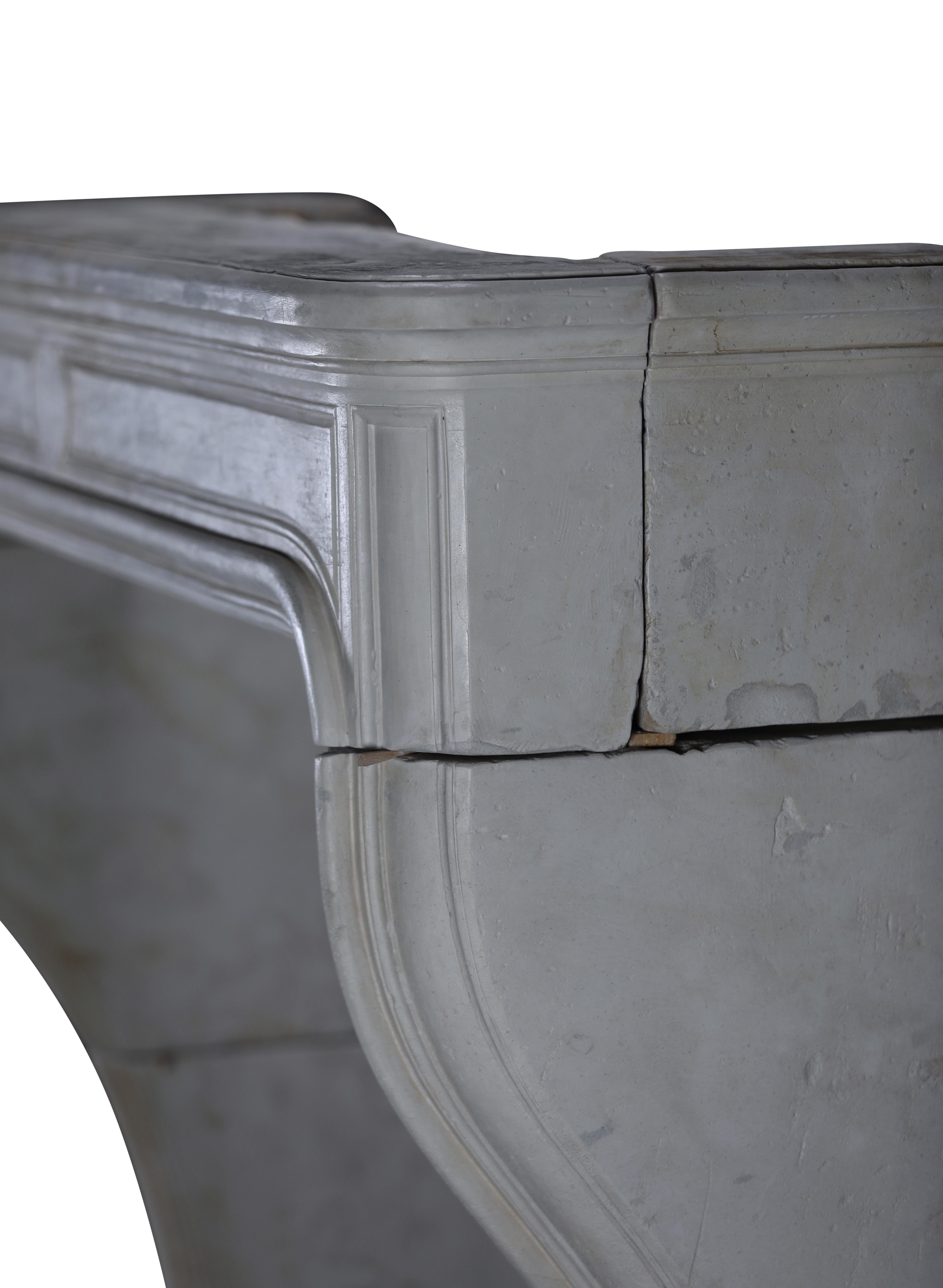 Cheminée ancienne blanche et élégante du 17ème siècle en pierre française en vente 10