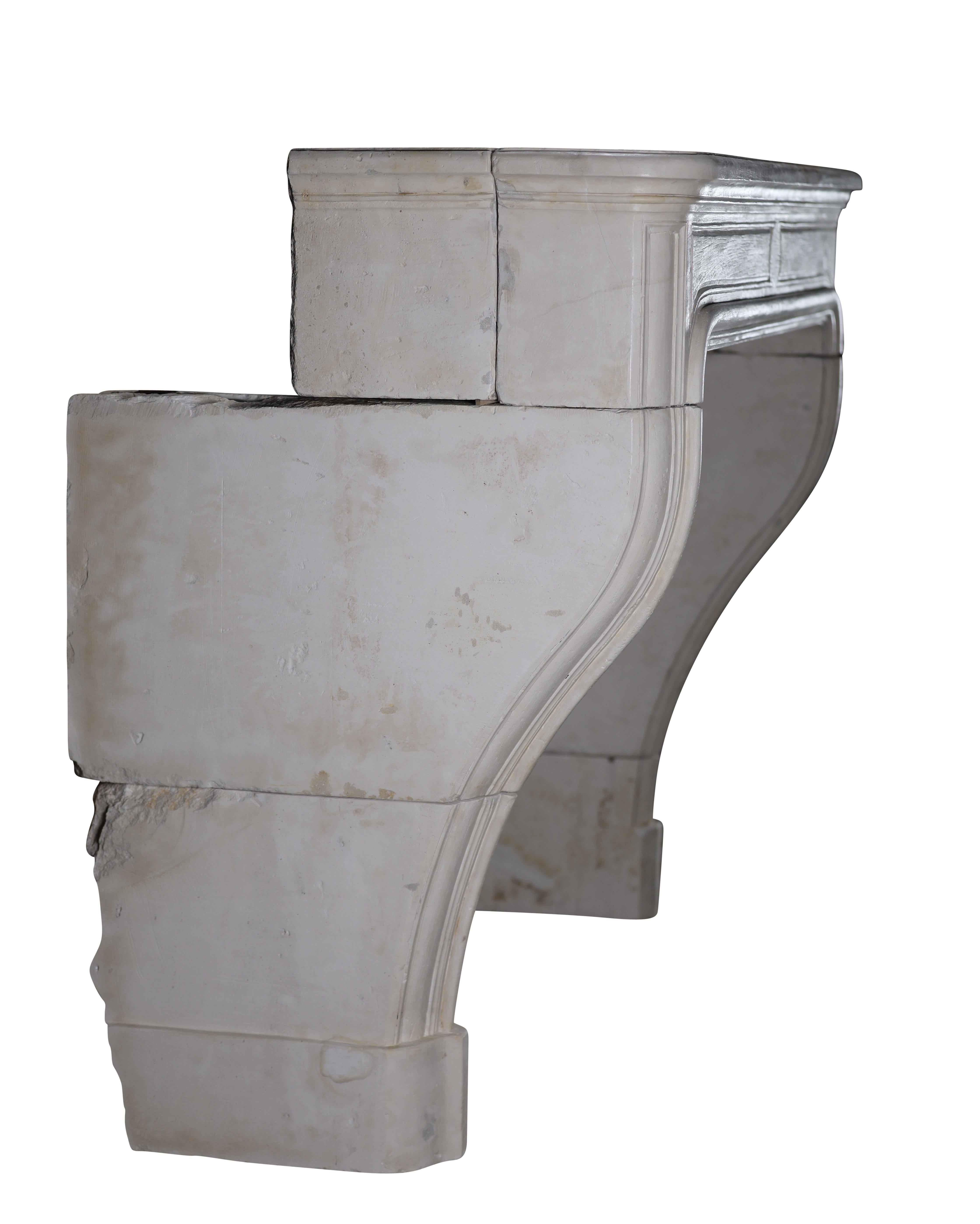 Cheminée ancienne blanche et élégante du 17ème siècle en pierre française en vente 11