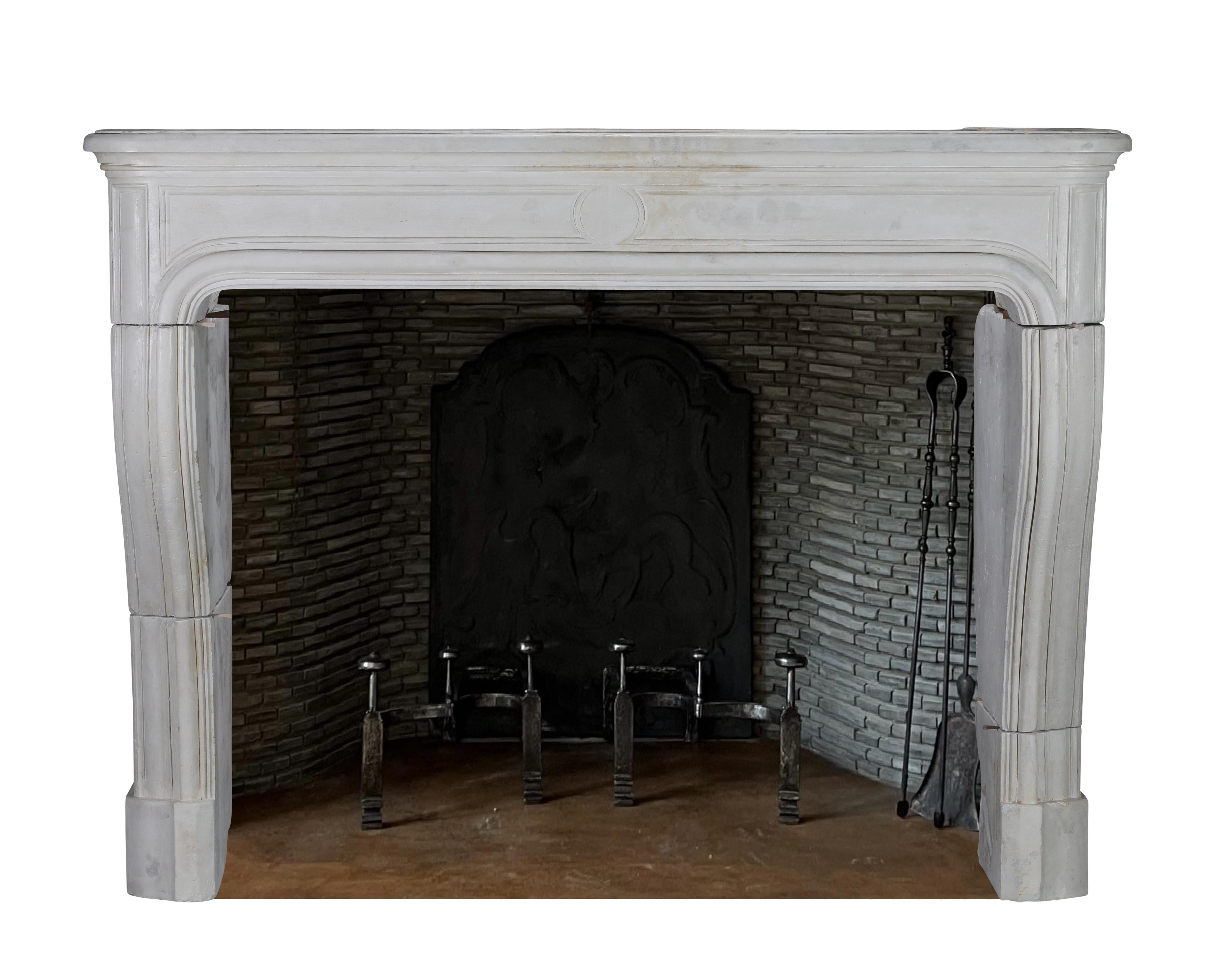 Français Cheminée ancienne blanche et élégante du 17ème siècle en pierre française en vente