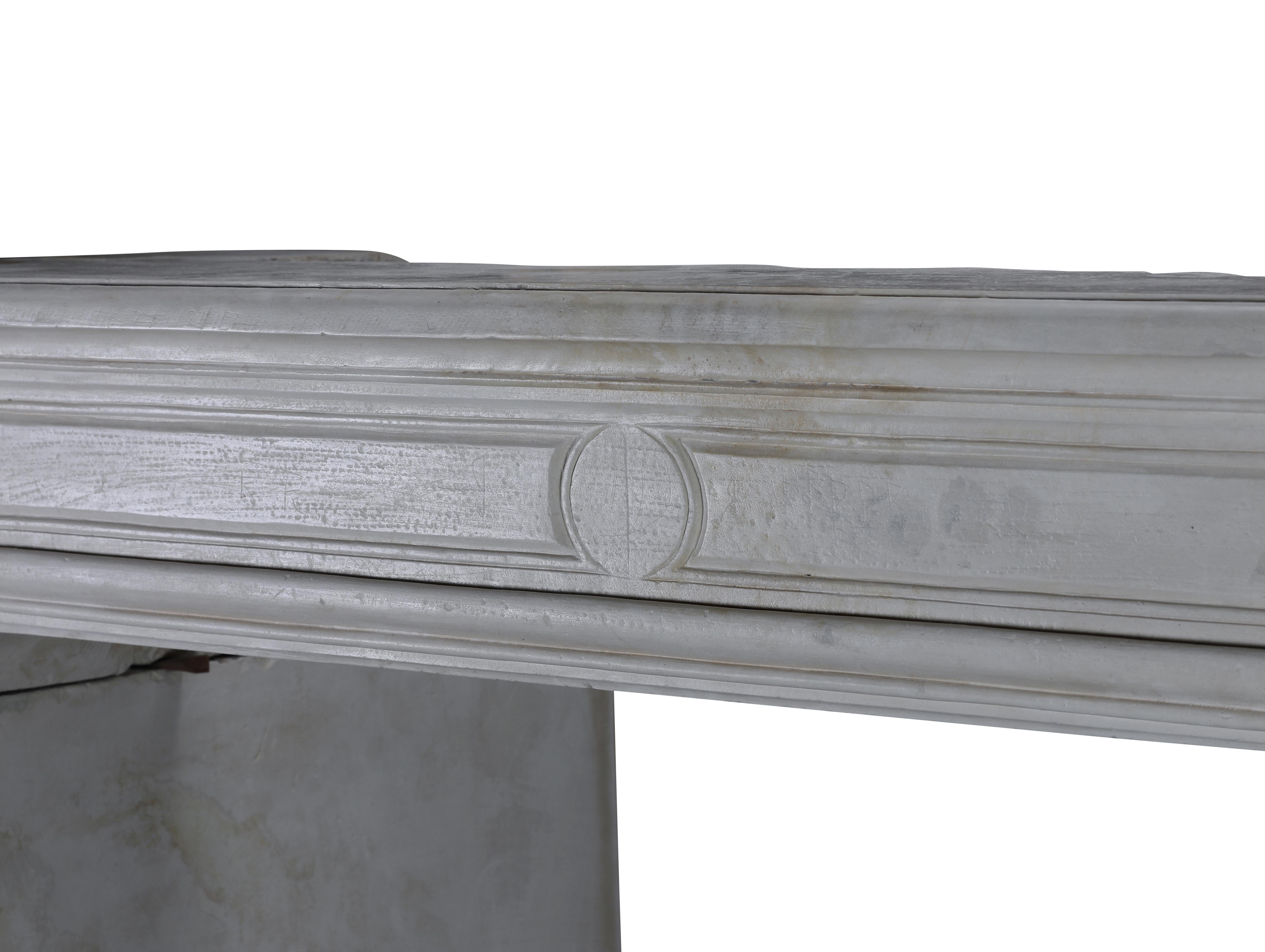 Sculpté à la main Cheminée ancienne blanche et élégante du 17ème siècle en pierre française en vente