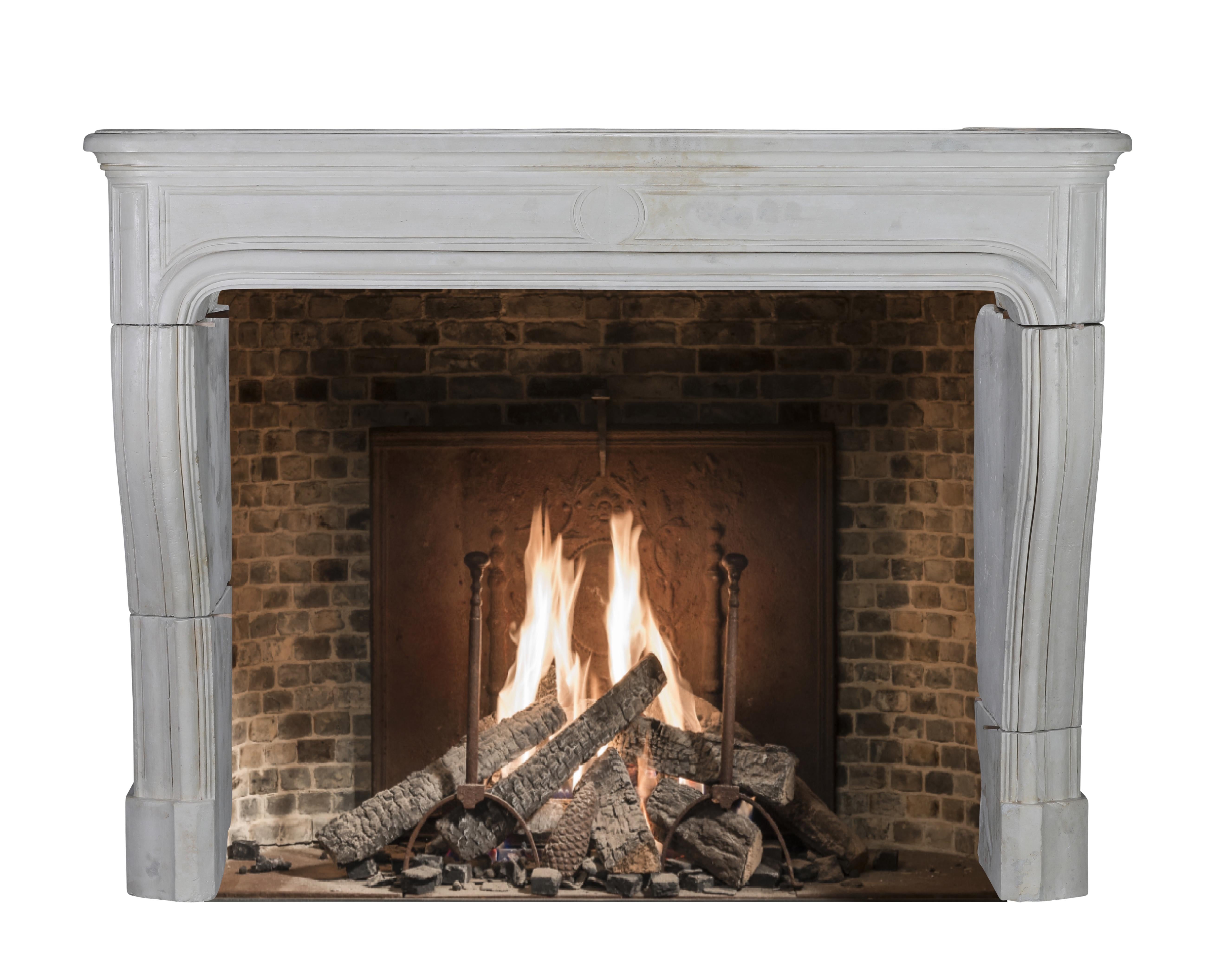Cheminée ancienne blanche et élégante du 17ème siècle en pierre française Excellent état - En vente à Beervelde, BE