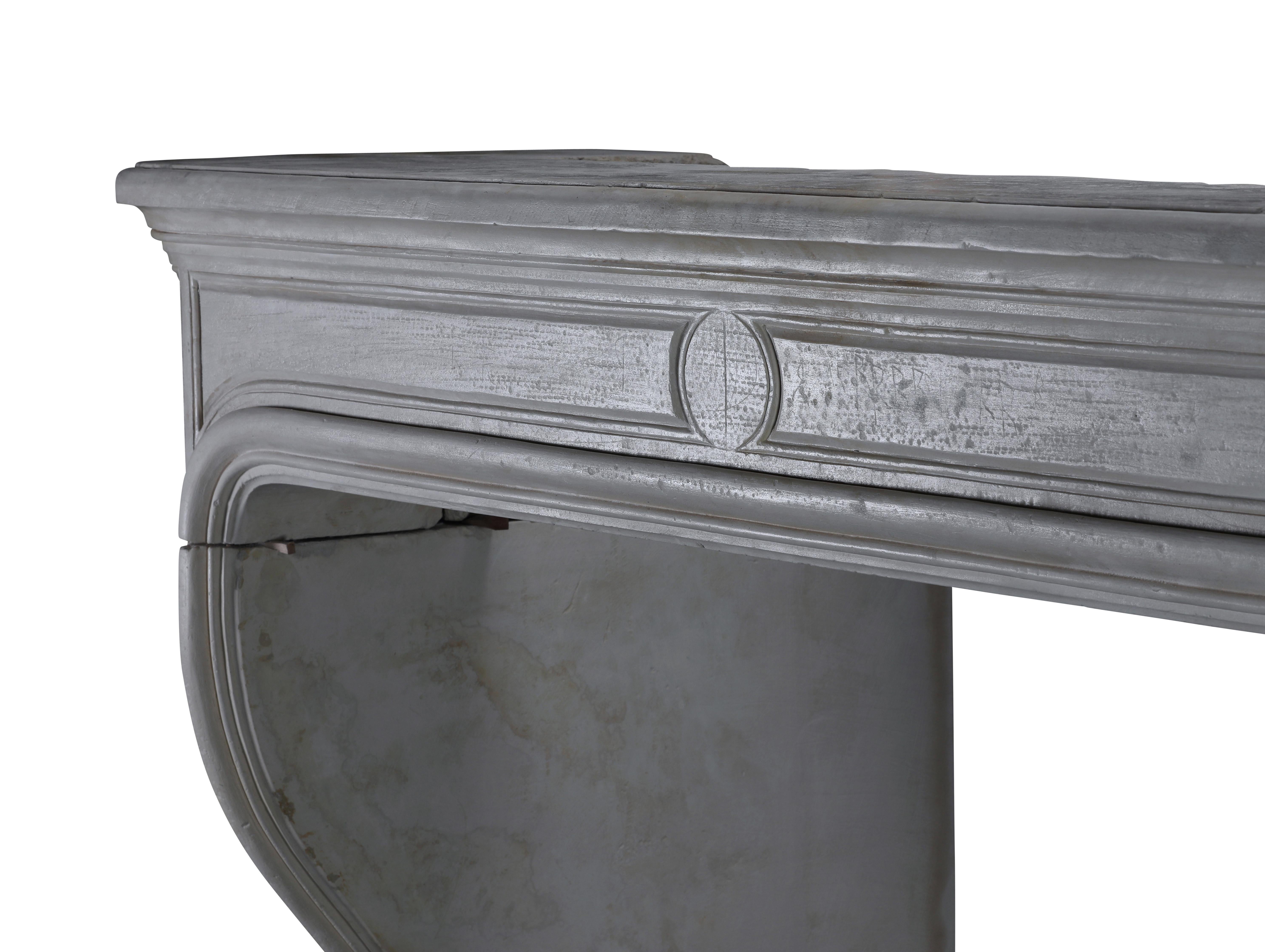 XVIIIe siècle et antérieur Cheminée ancienne blanche et élégante du 17ème siècle en pierre française en vente