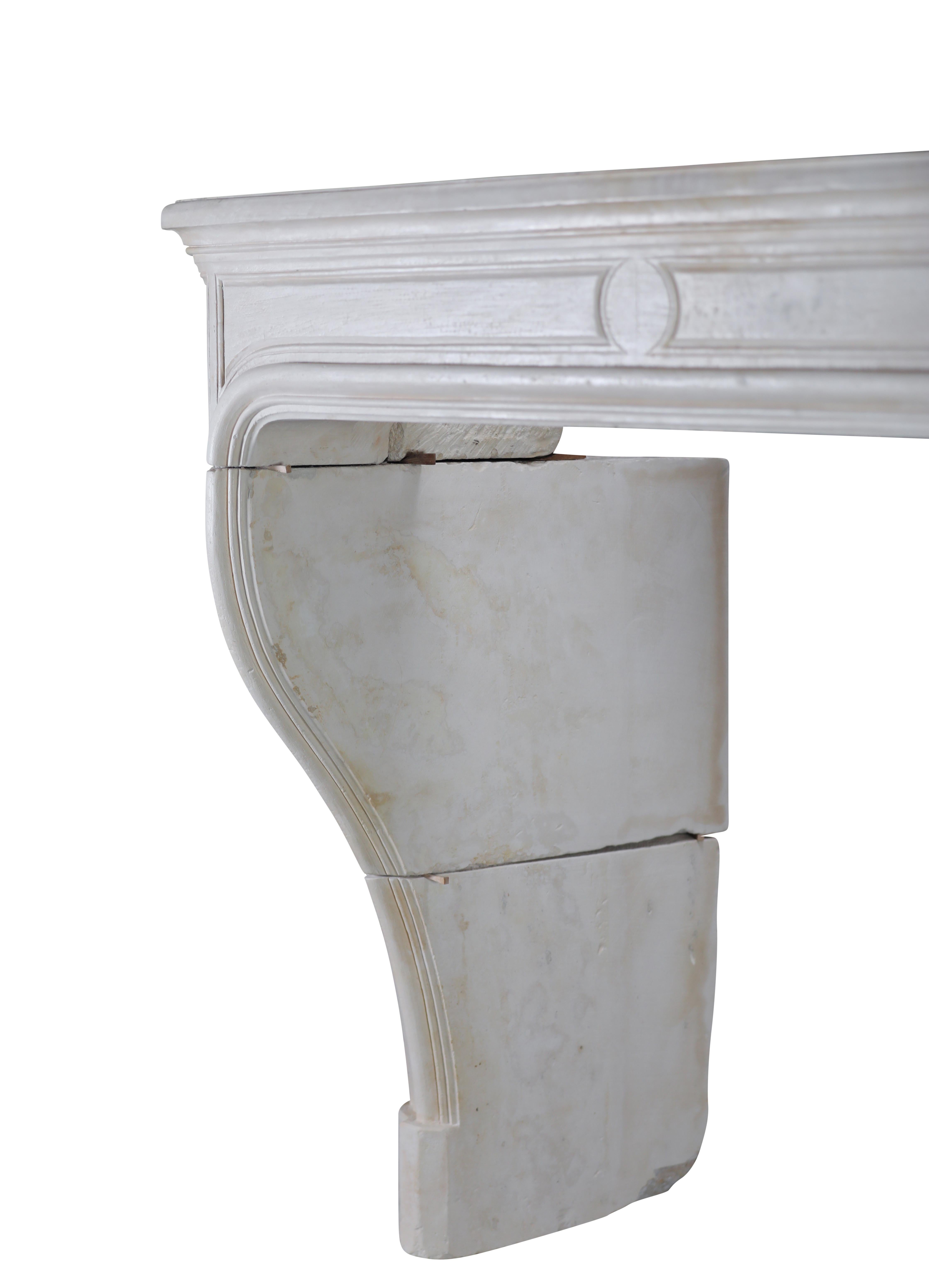 Cheminée ancienne blanche et élégante du 17ème siècle en pierre française en vente 1