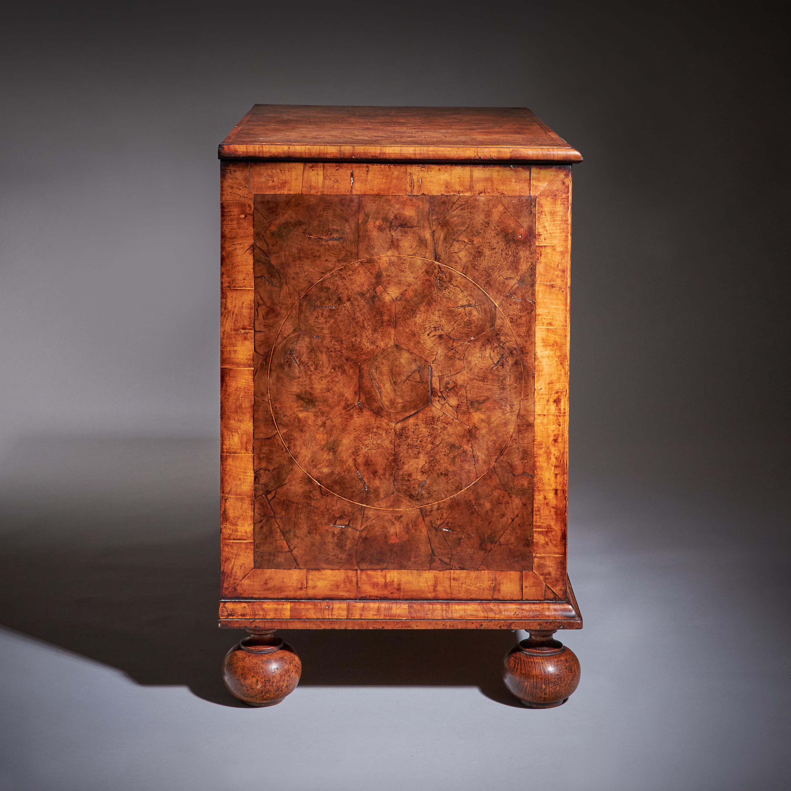 Cassettiera William & Mary Blond Olive Oyster del XVII secolo, CIRCA 1690. in vendita 3
