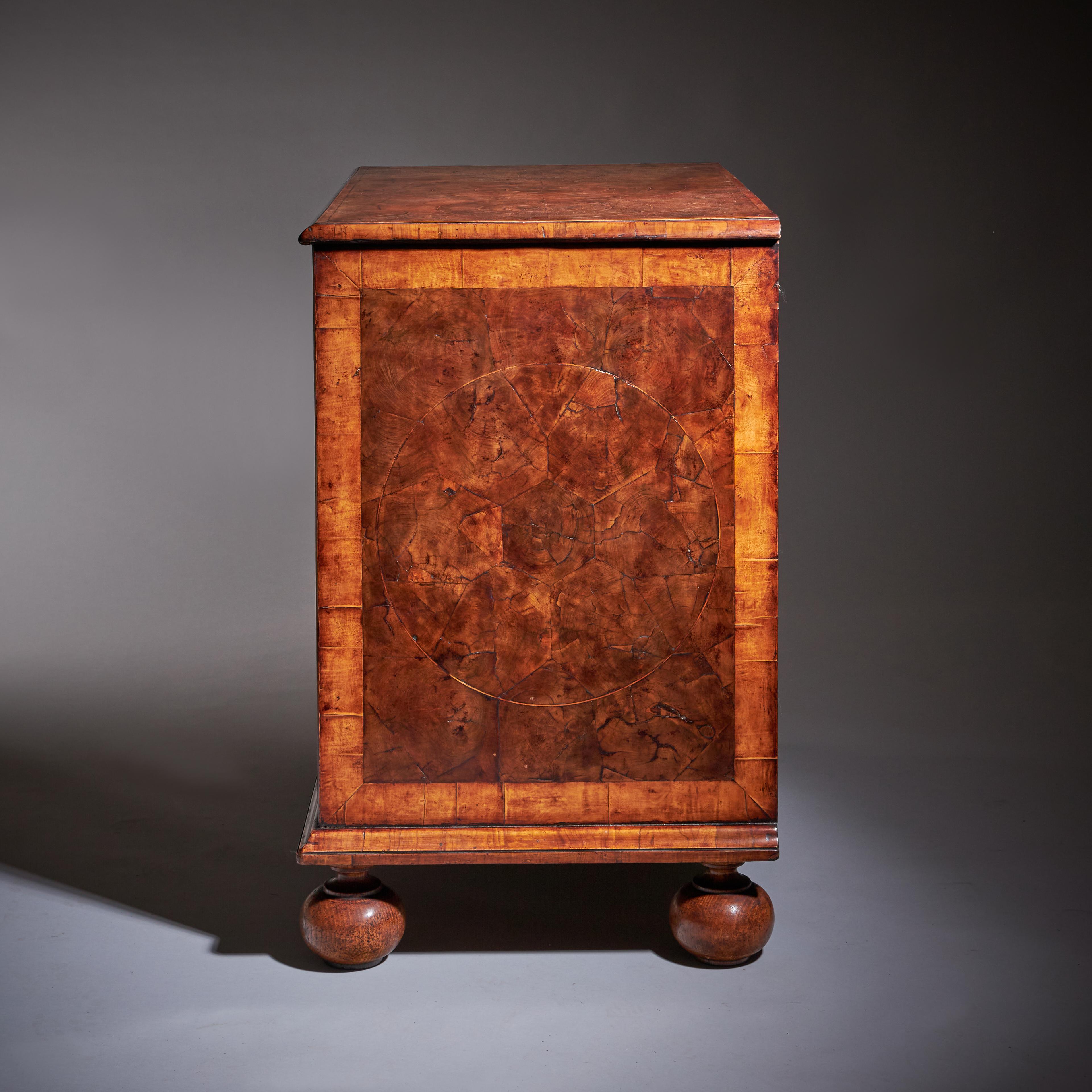 Cassettiera William & Mary Blond Olive Oyster del XVII secolo, CIRCA 1690. in vendita 7