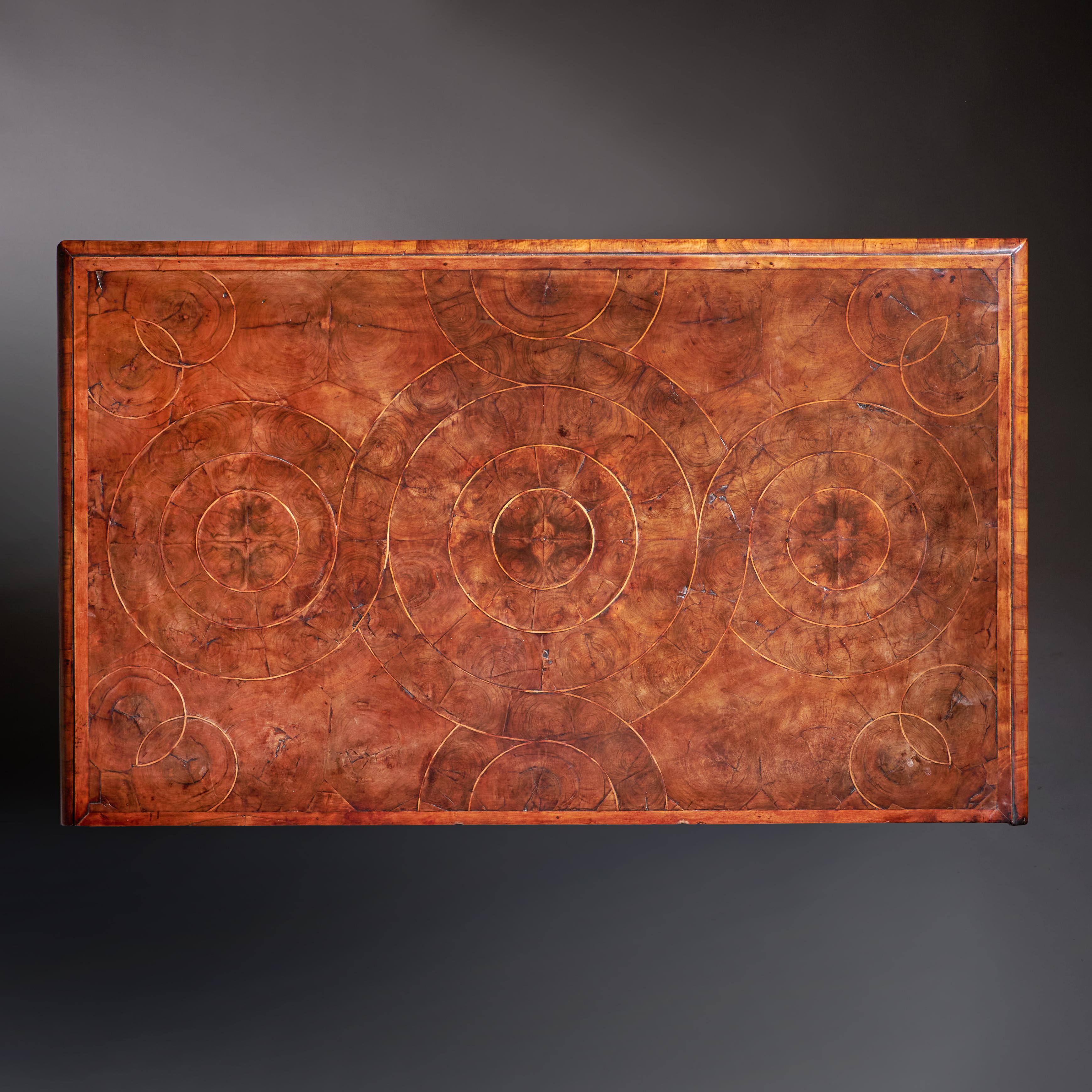 Cassettiera William & Mary Blond Olive Oyster del XVII secolo, CIRCA 1690. in vendita 8