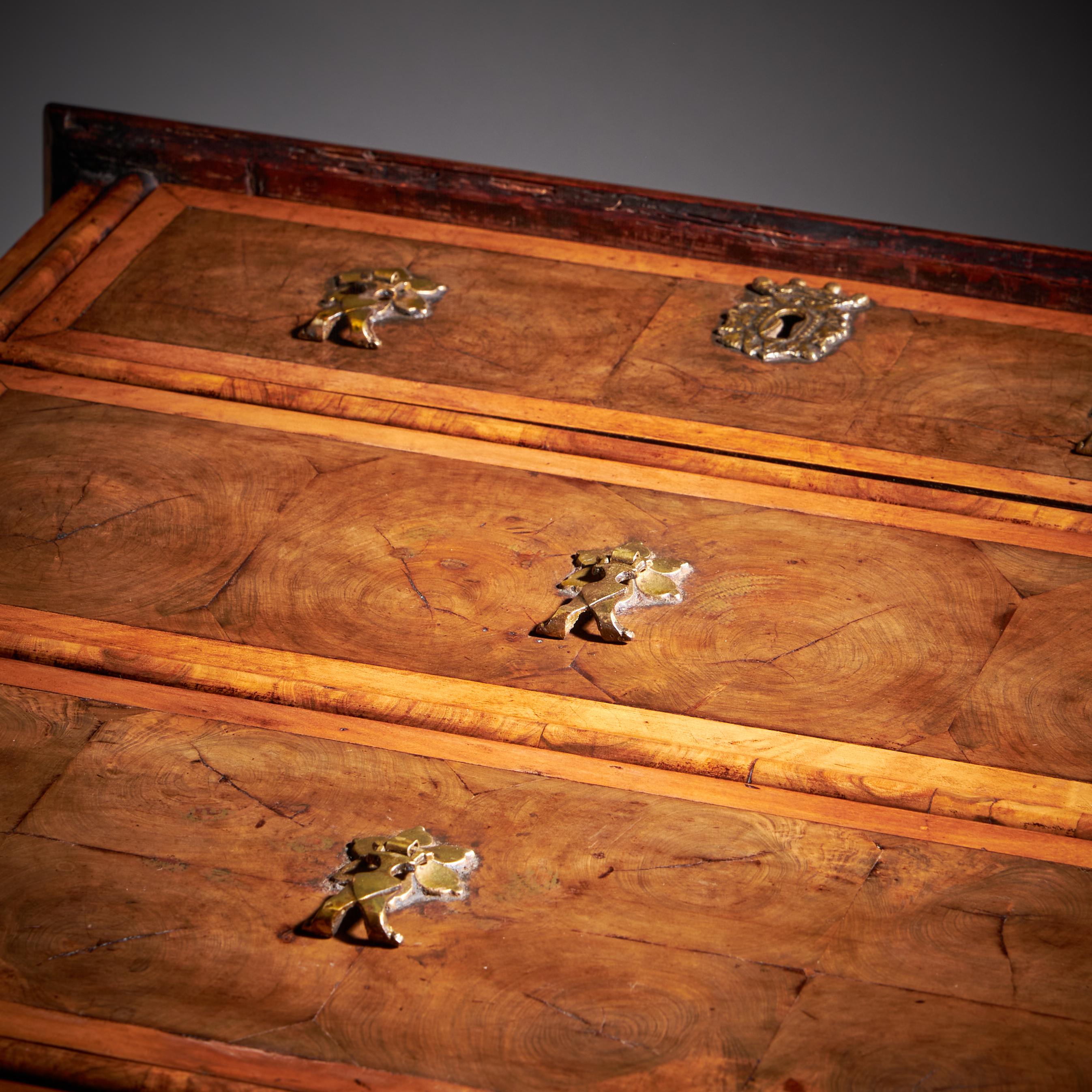 Cassettiera William & Mary Blond Olive Oyster del XVII secolo, CIRCA 1690. in vendita 9
