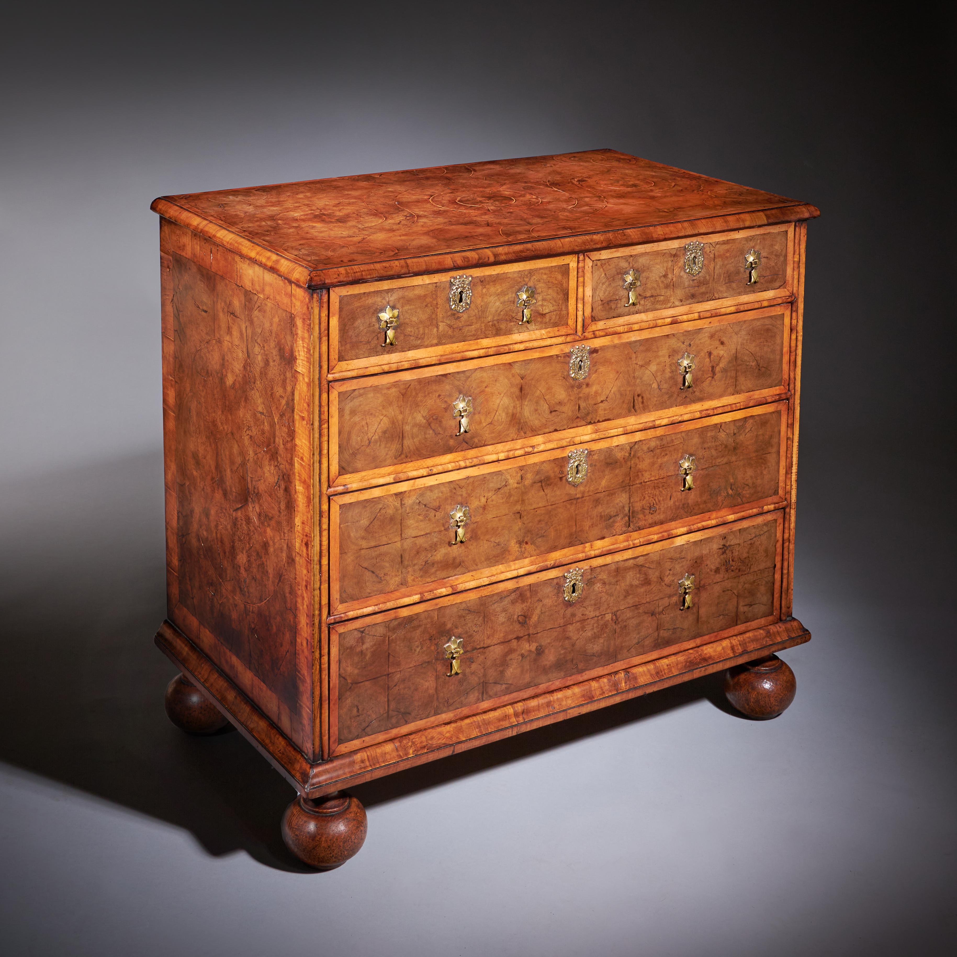 William and Mary Cassettiera William & Mary Blond Olive Oyster del XVII secolo, CIRCA 1690. in vendita