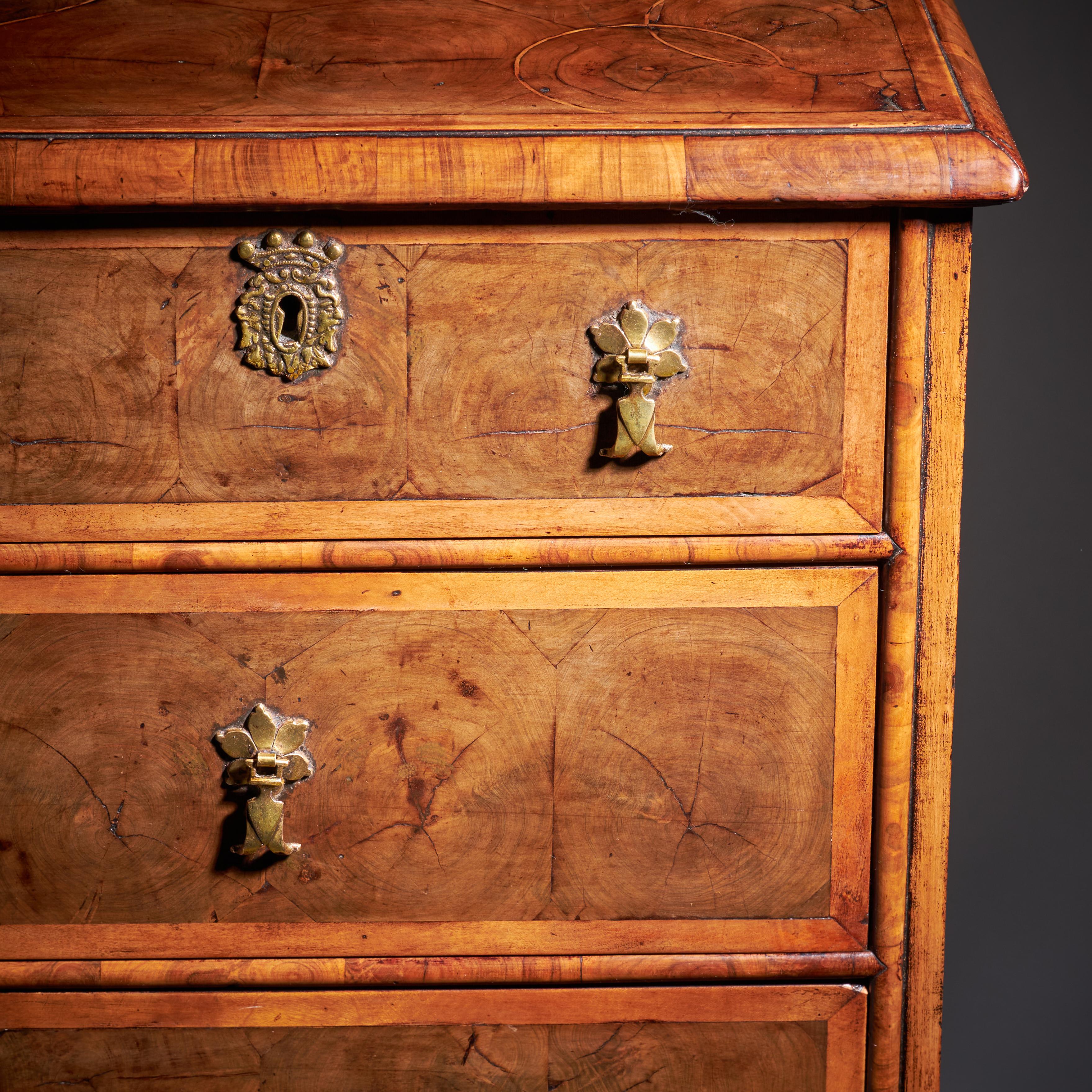 Frassino Cassettiera William & Mary Blond Olive Oyster del XVII secolo, CIRCA 1690. in vendita