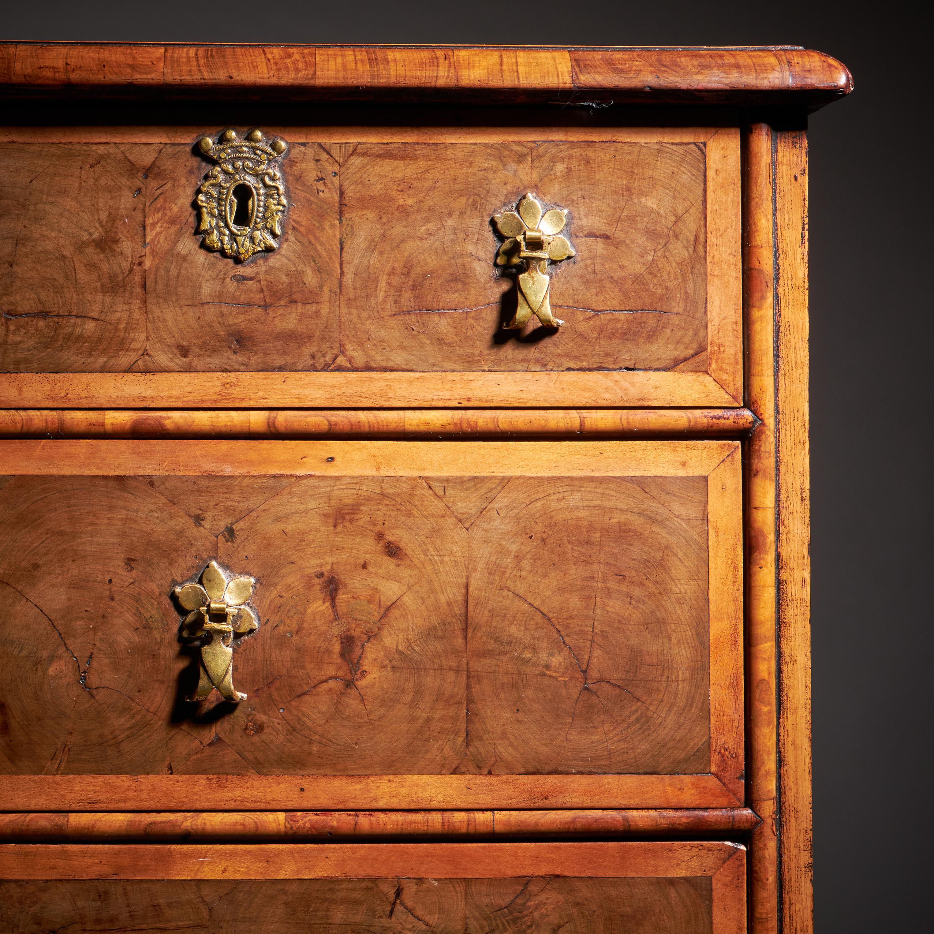 Cassettiera William & Mary Blond Olive Oyster del XVII secolo, CIRCA 1690. in vendita 1