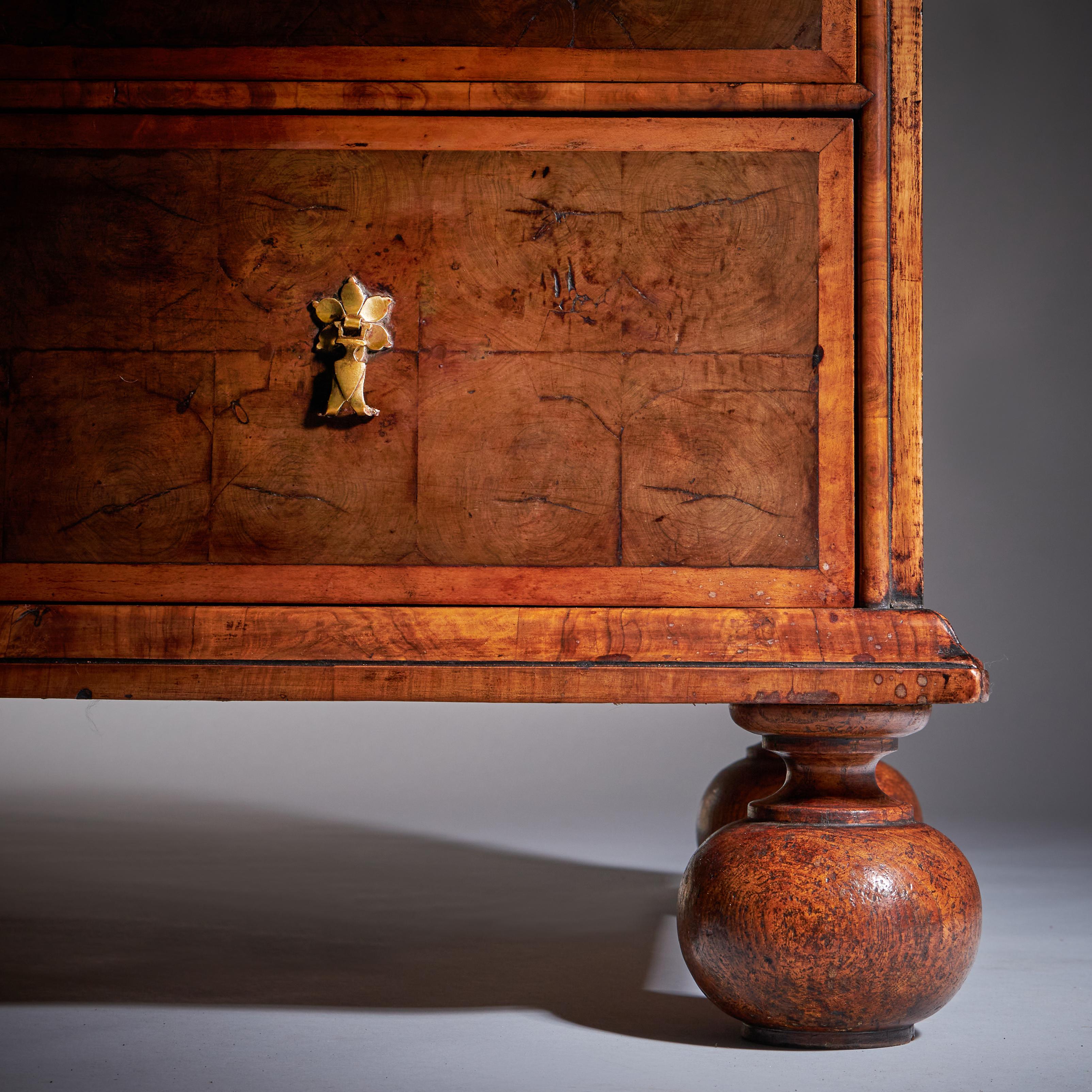 Cassettiera William & Mary Blond Olive Oyster del XVII secolo, CIRCA 1690. in vendita 2
