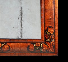 17. Jahrhundert William und Mary Figured Walnut Marquetry Cushion Mirror