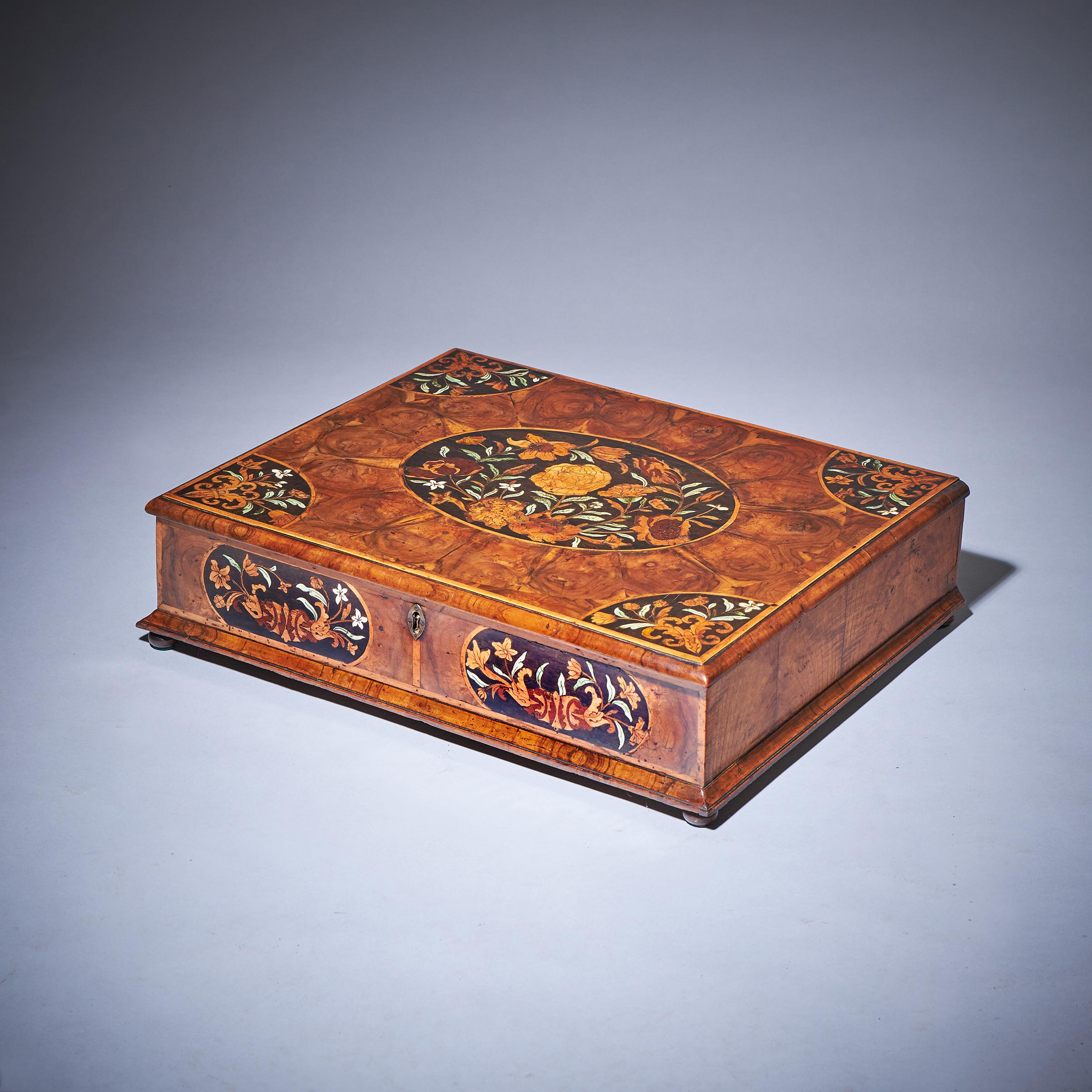 17th Century William and Mary Floral Marquetry Olive Oyster Lace Box, Circa 1685 In Good Condition For Sale In Oxfordshire, United Kingdom