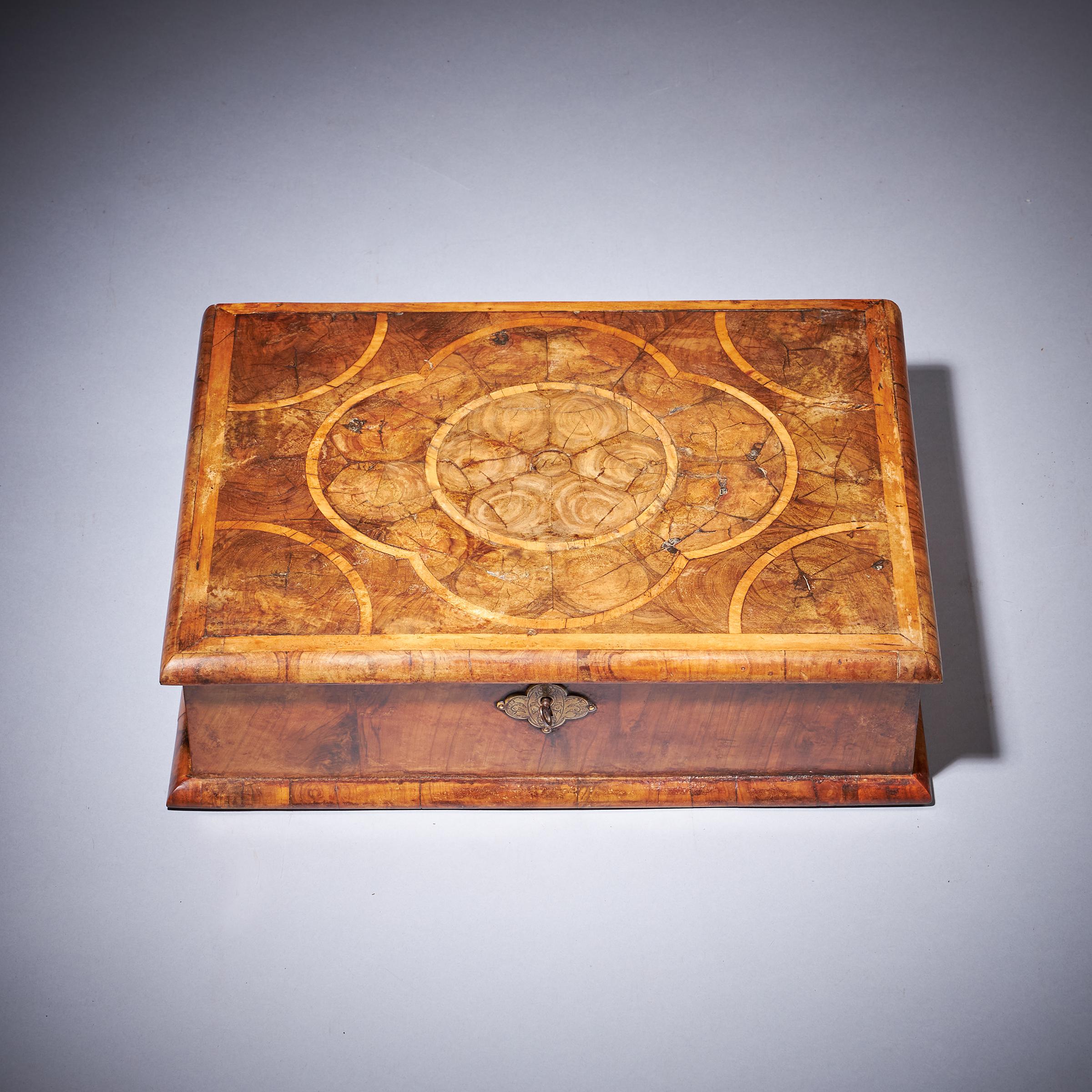 17th Century William and Mary Olive Oyster Lace Box, Circa 1680-1700 In Good Condition For Sale In Oxfordshire, United Kingdom