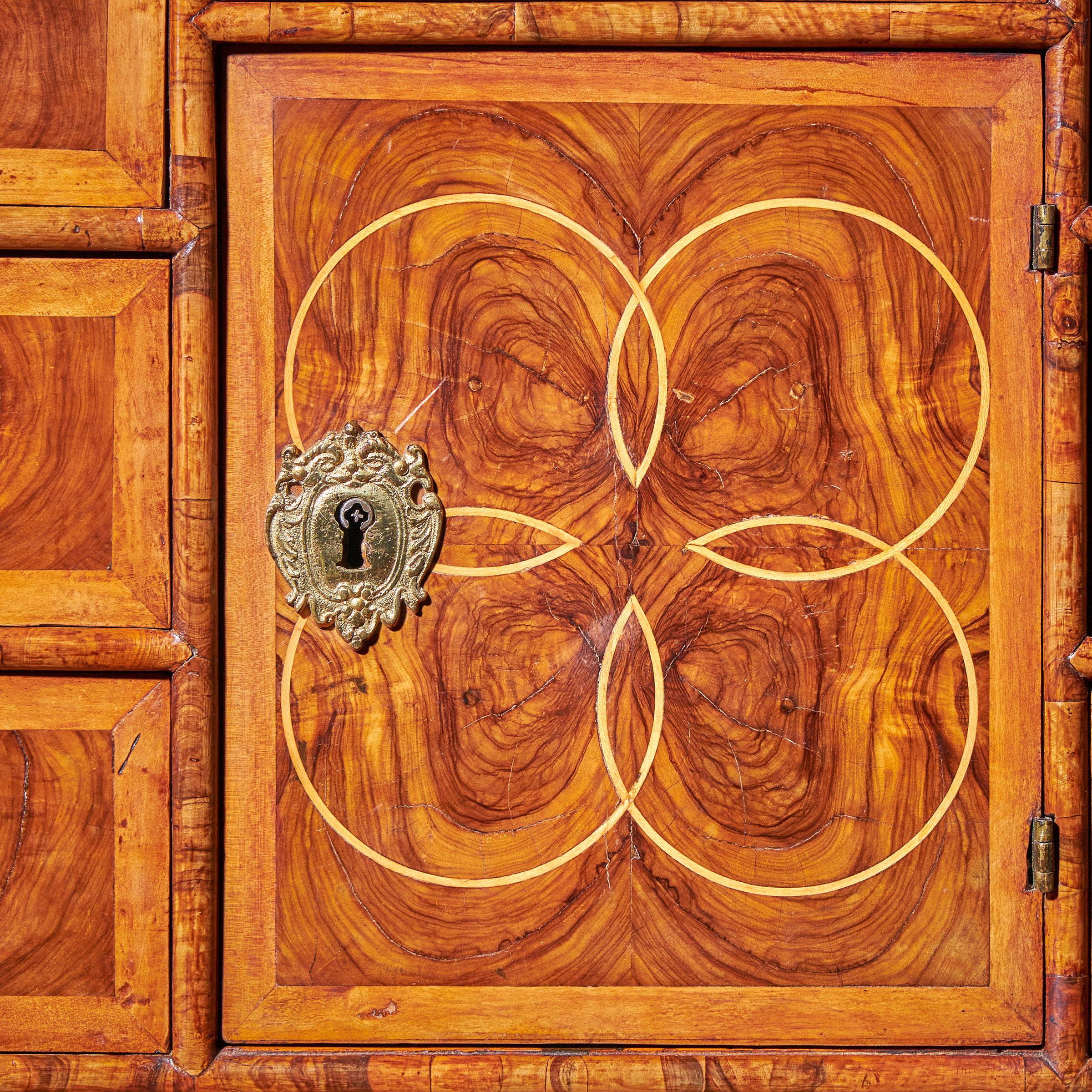 17th Century William and Mary Olive Oyster Marquetry Escritoire, circa 1680 In Good Condition For Sale In Oxfordshire, United Kingdom