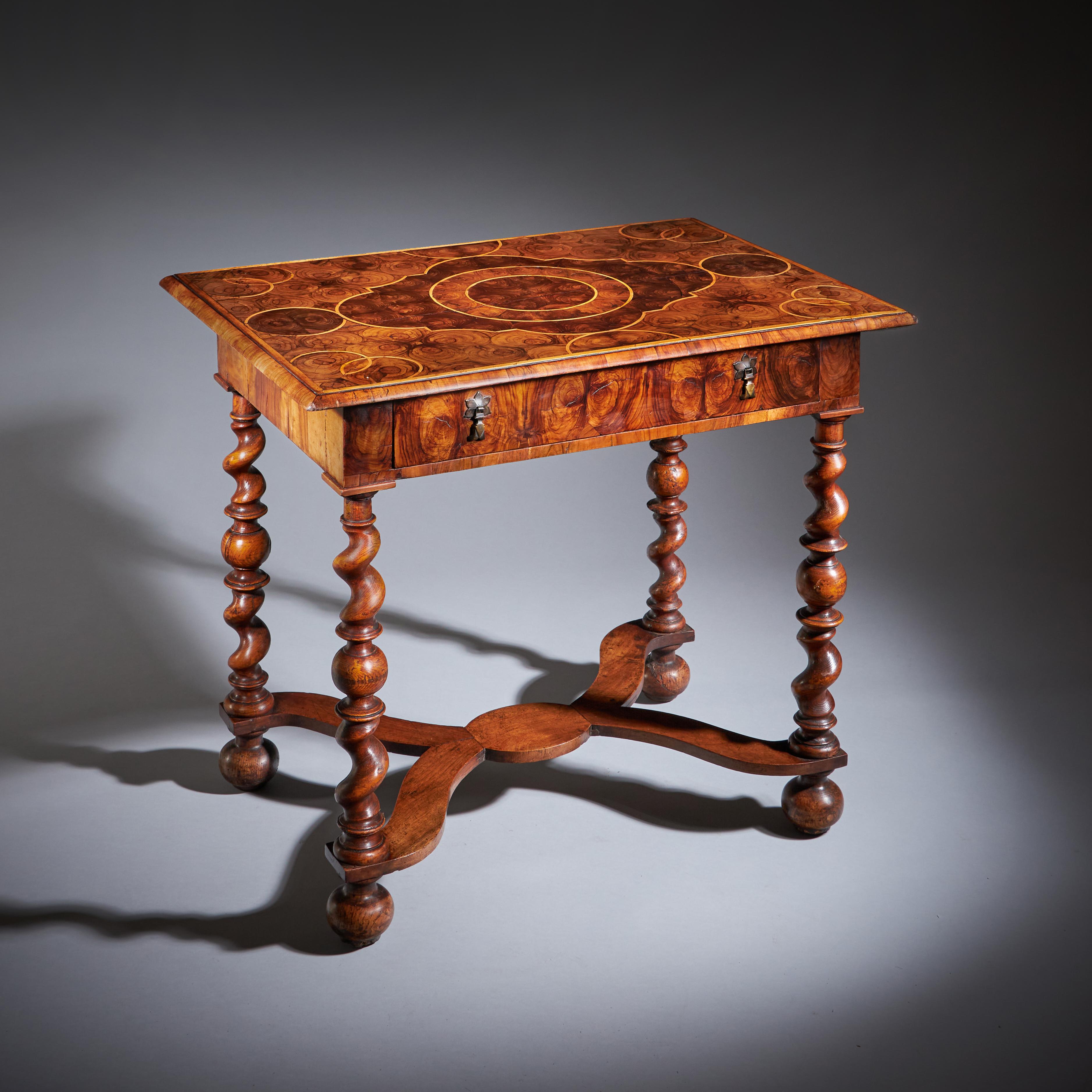 Un raffinato e raro tavolo per olive William & Mary del XVII secolo
Circa 1680-1700 - Inghilterra

Questo eccezionale tavolo da ostriche William & Mary esemplifica il massimo dell'artigianato della fine del XVII secolo, riflettendo sia l'influenza