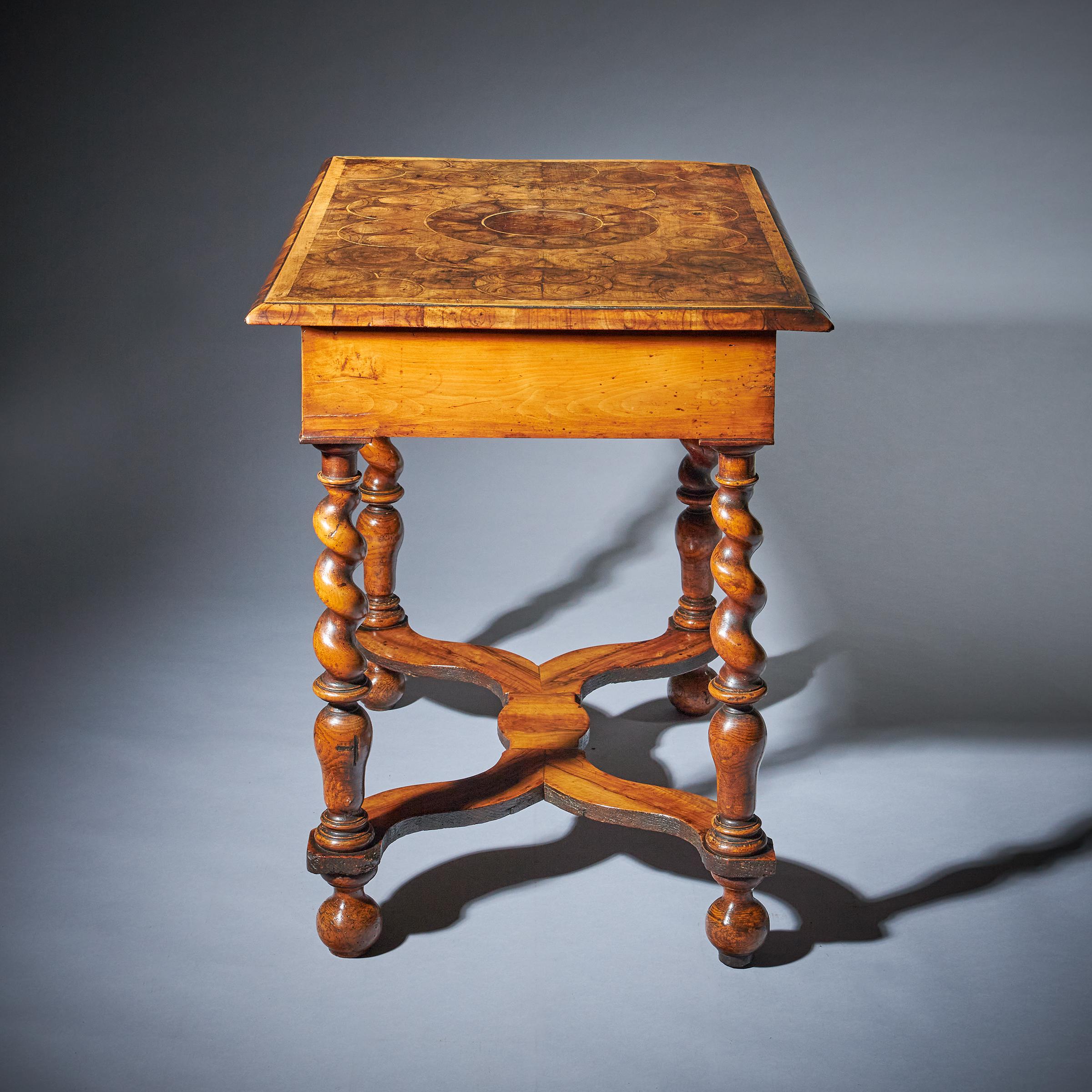 17th Century William and Mary Olive Oyster Table, Circa 1680-1700 In Good Condition In Oxfordshire, United Kingdom