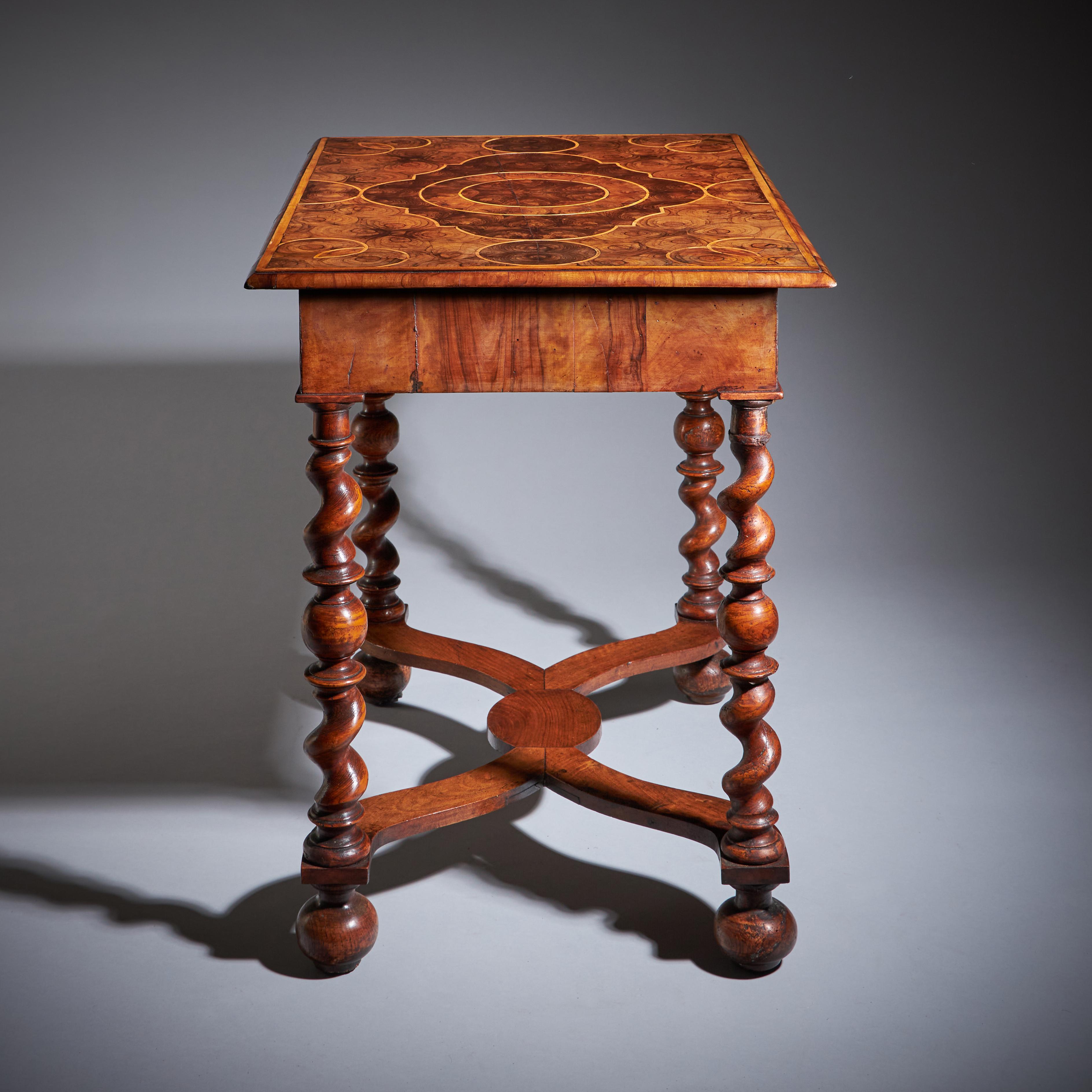 Tavolo William & Mary Olive Oyster del XVII secolo, CIRCA 1680-1700 in vendita 2