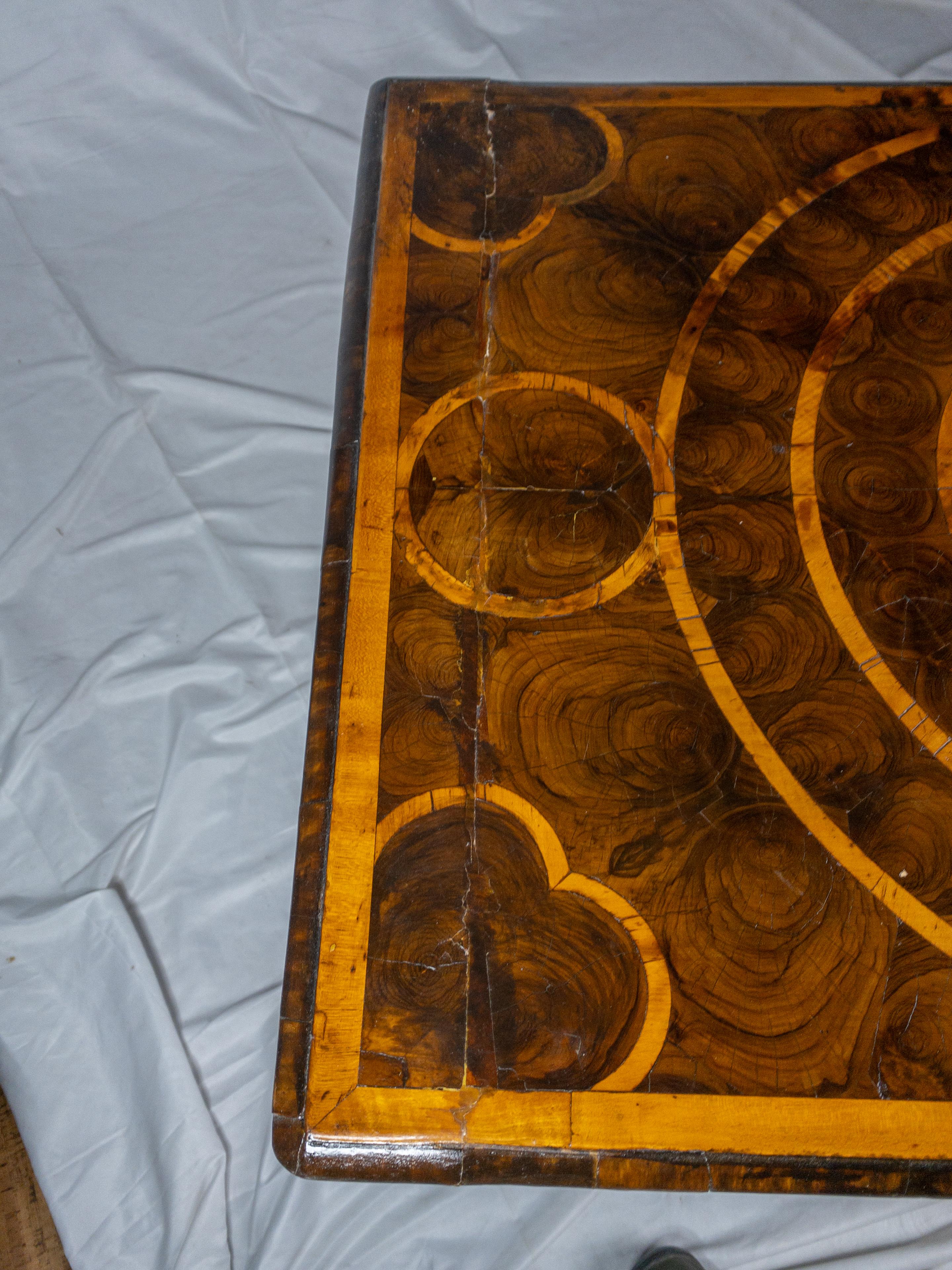 17th Century William and Mary Oyster Veneered Walnut Dressing Table For Sale 3