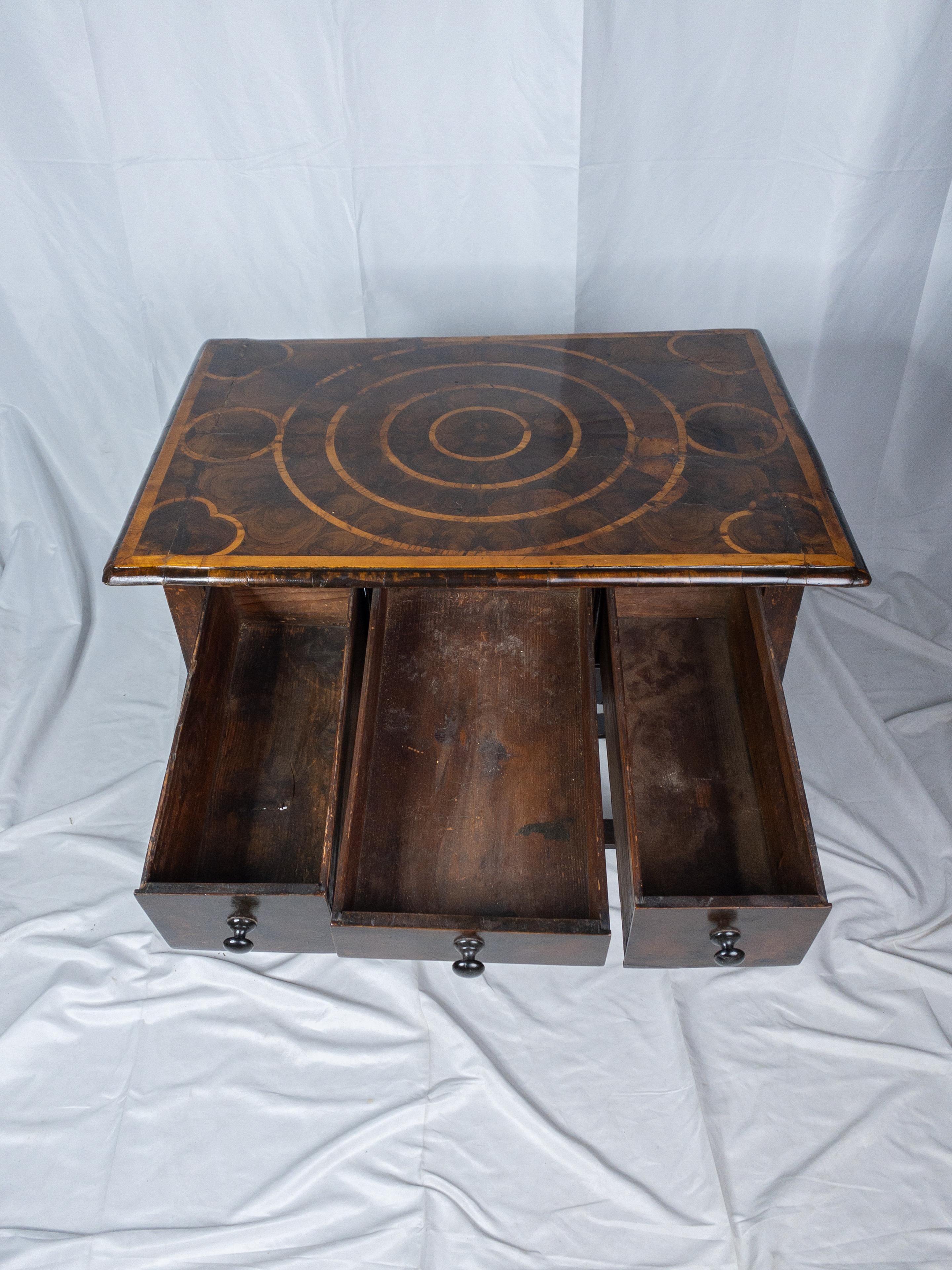 17th Century William and Mary Oyster Veneered Walnut Dressing Table For Sale 4