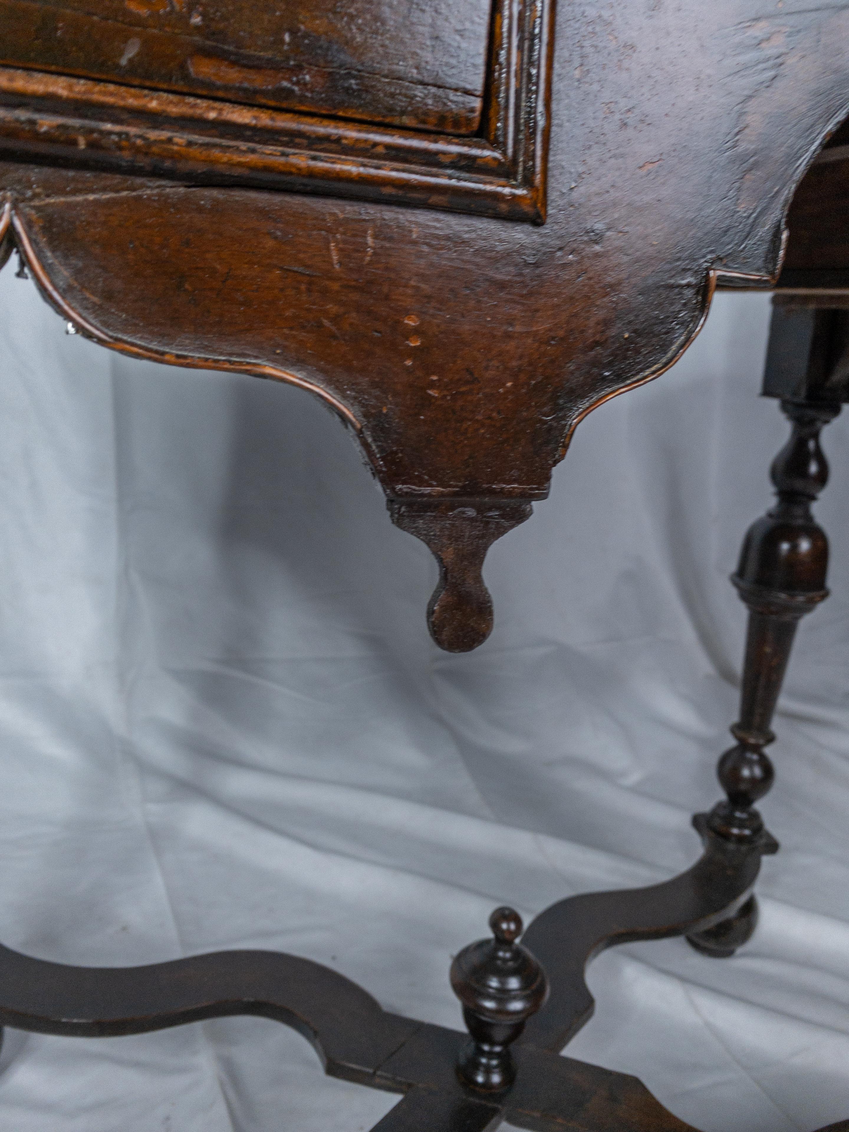 17th Century William and Mary Oyster Veneered Walnut Dressing Table For Sale 6