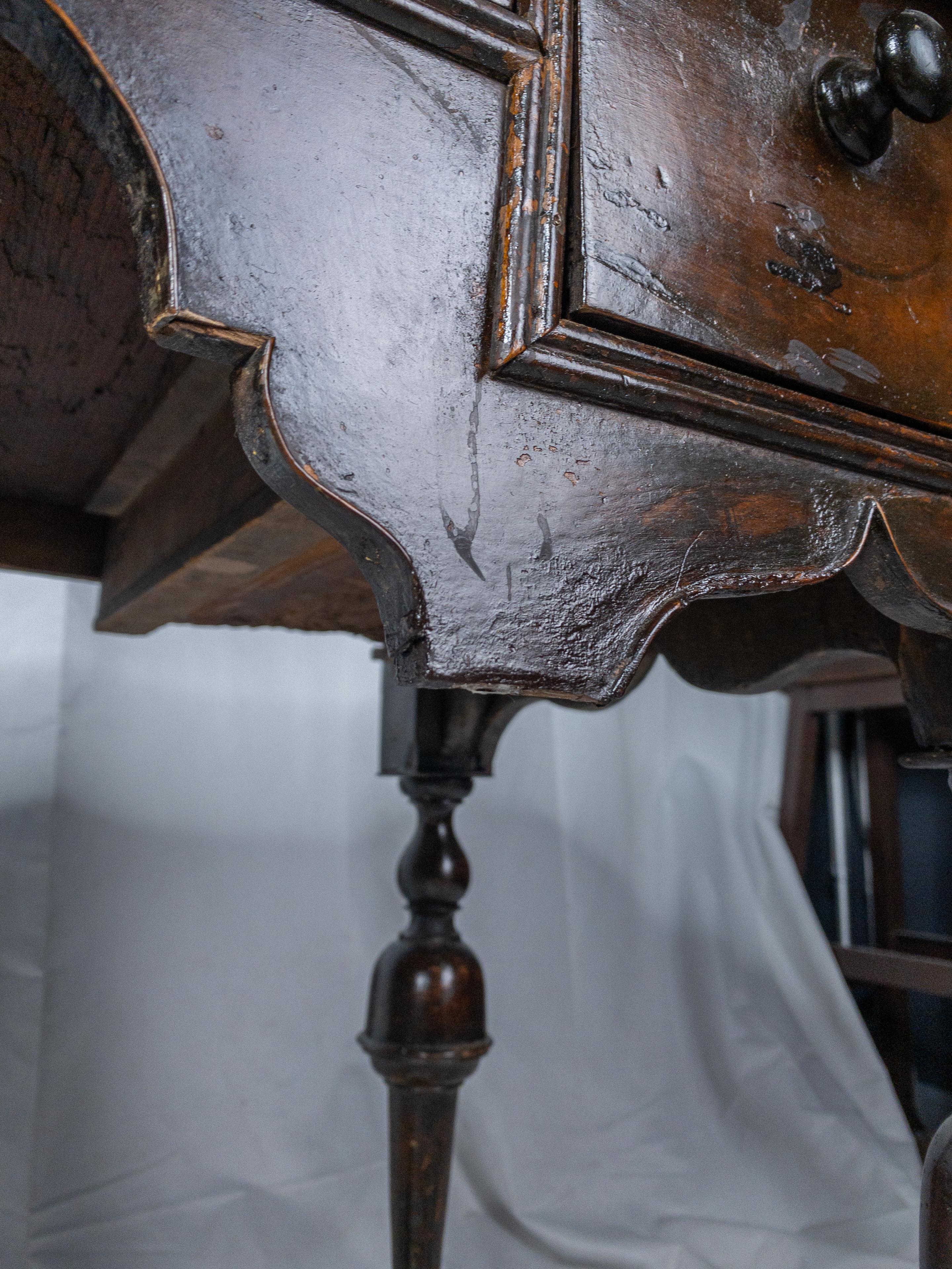 17th Century William and Mary Oyster Veneered Walnut Dressing Table For Sale 7