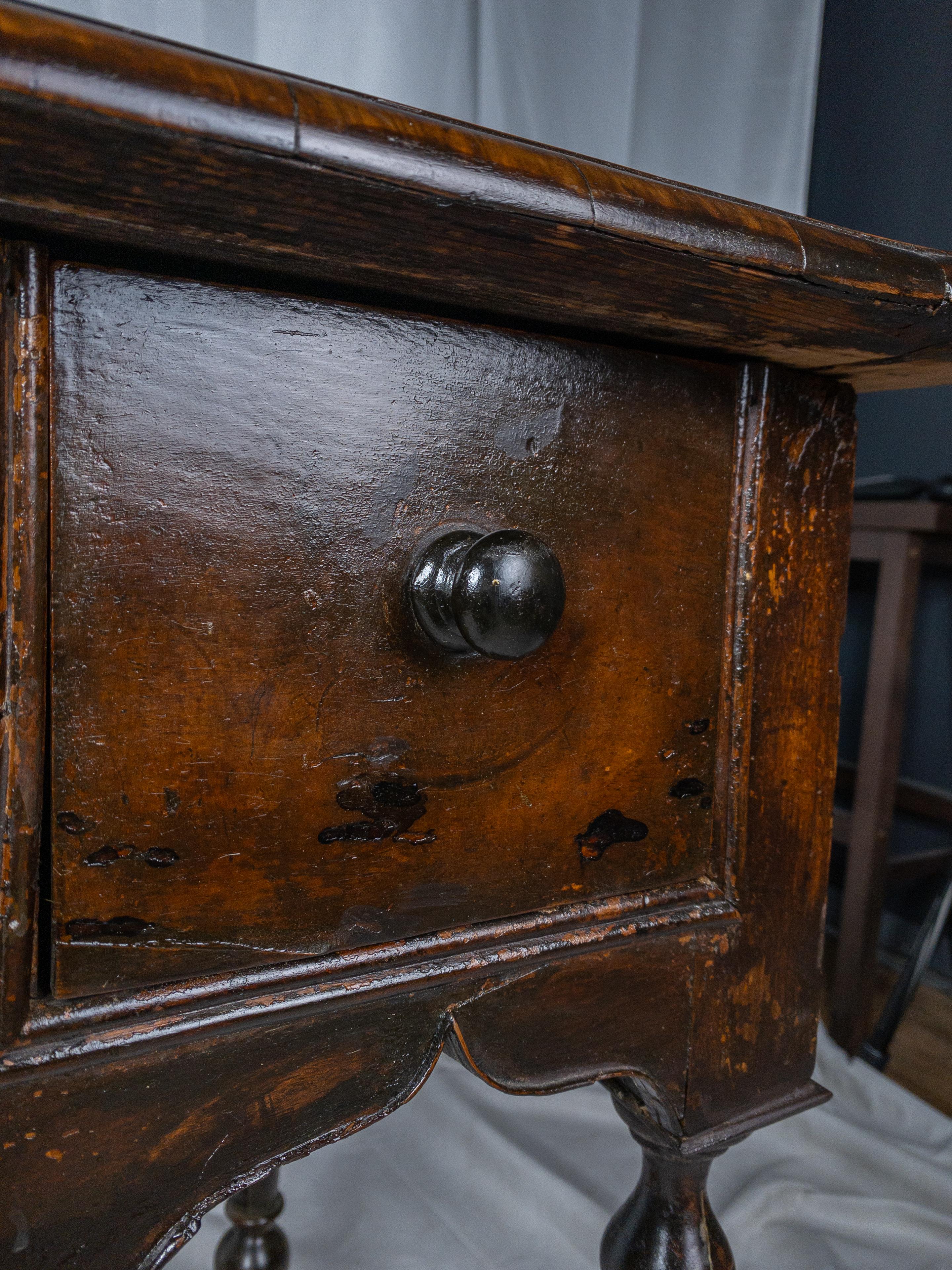 17th Century William and Mary Oyster Veneered Walnut Dressing Table For Sale 8