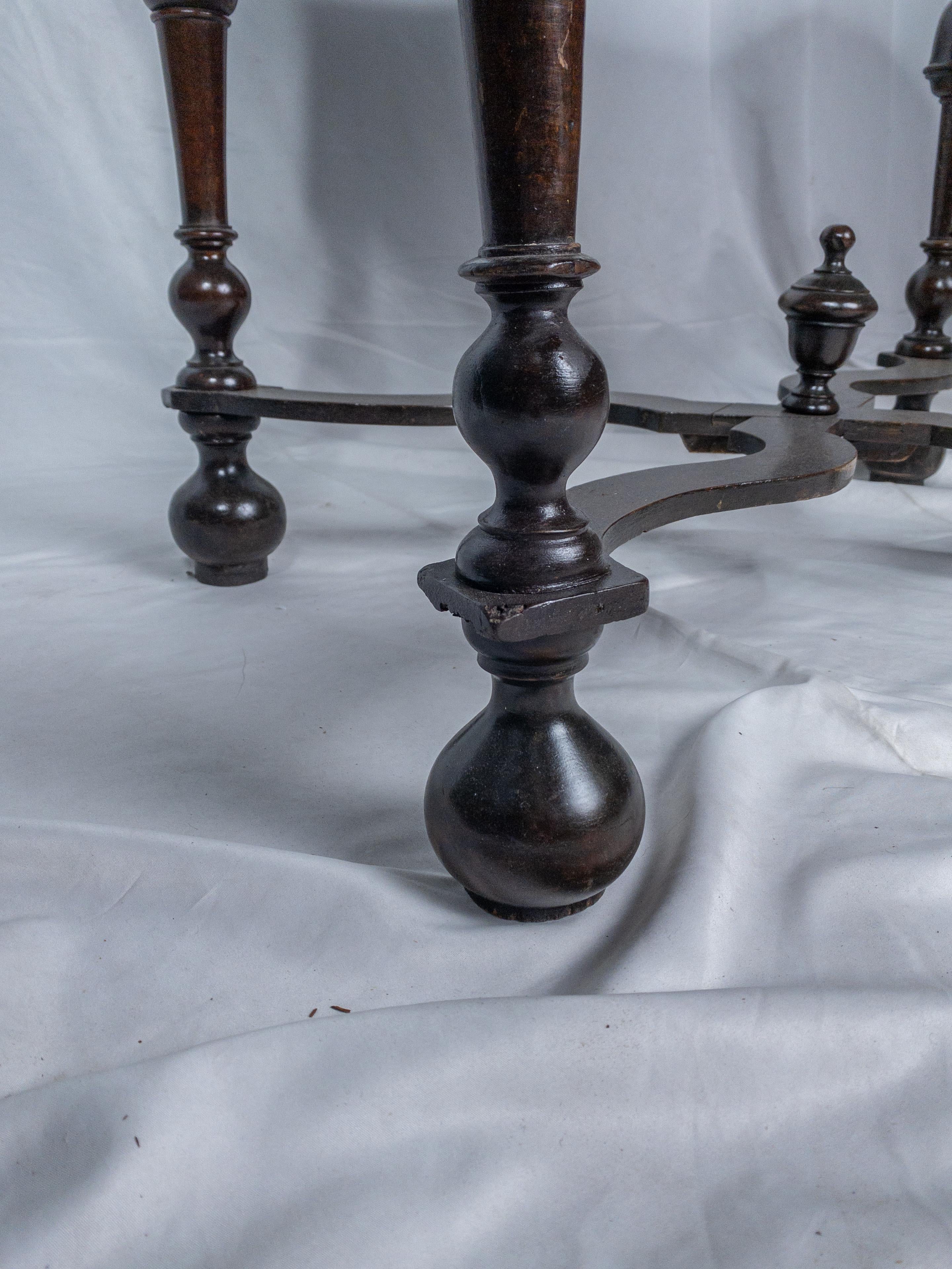 17th Century William and Mary Oyster Veneered Walnut Dressing Table For Sale 9