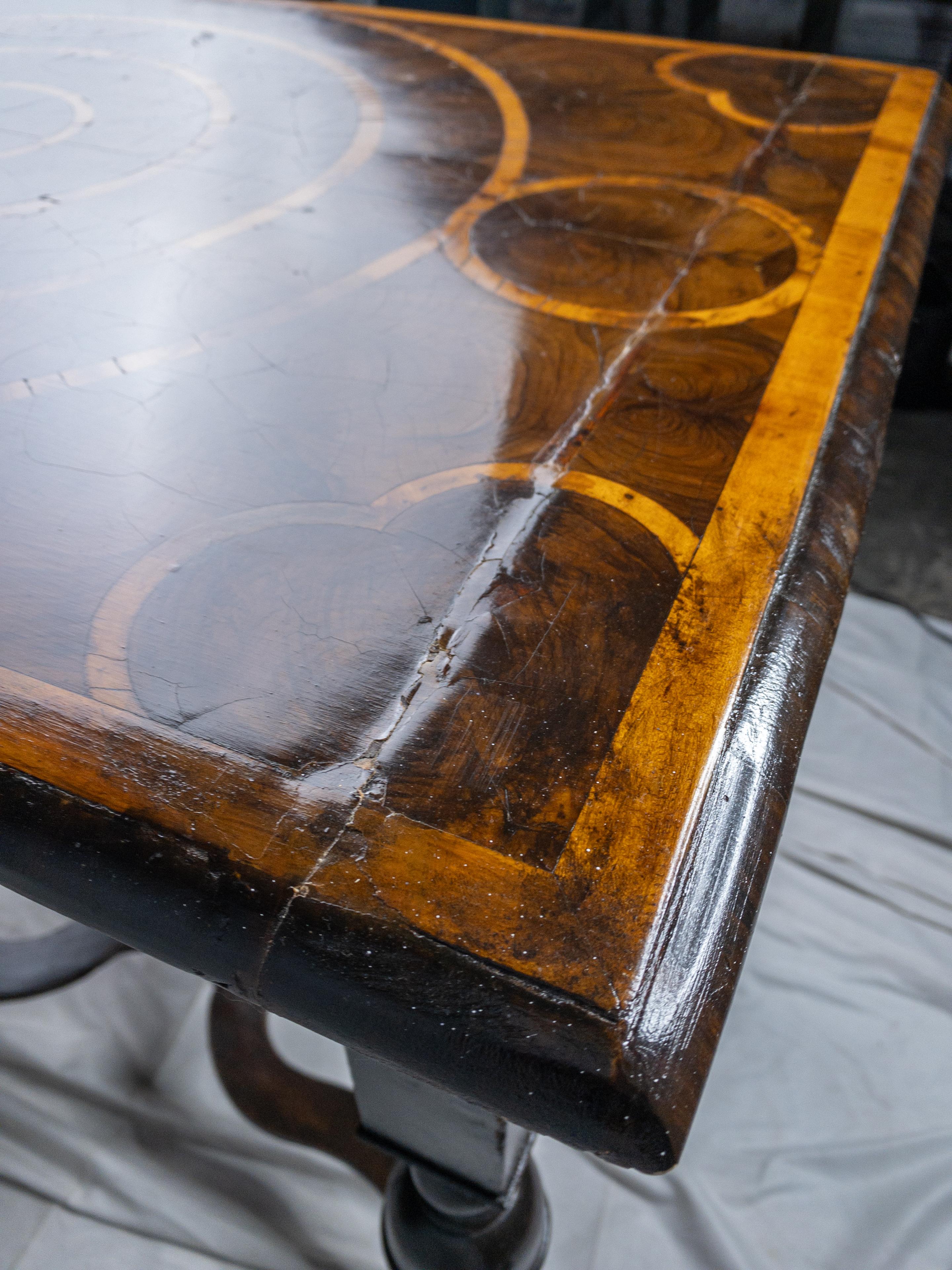 17th Century William and Mary Oyster Veneered Walnut Dressing Table For Sale 11