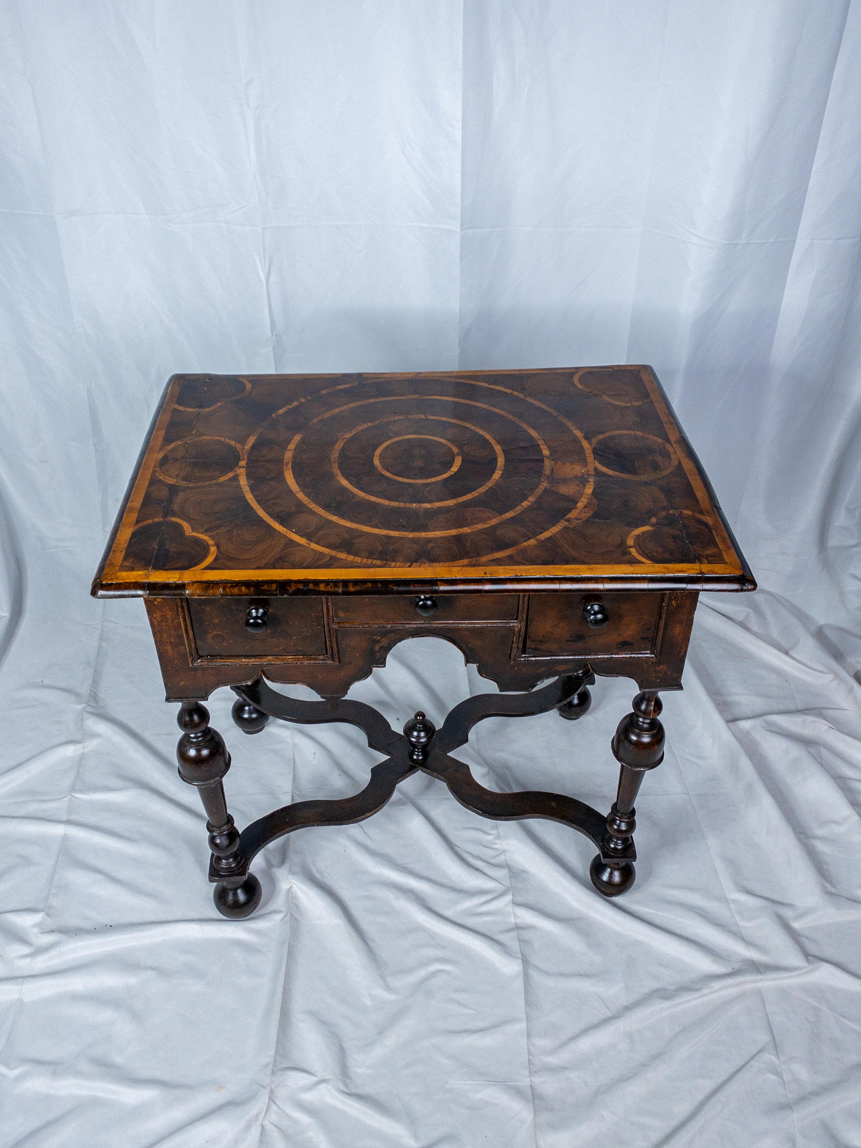 English 17th Century William and Mary Oyster Veneered Walnut Dressing Table For Sale