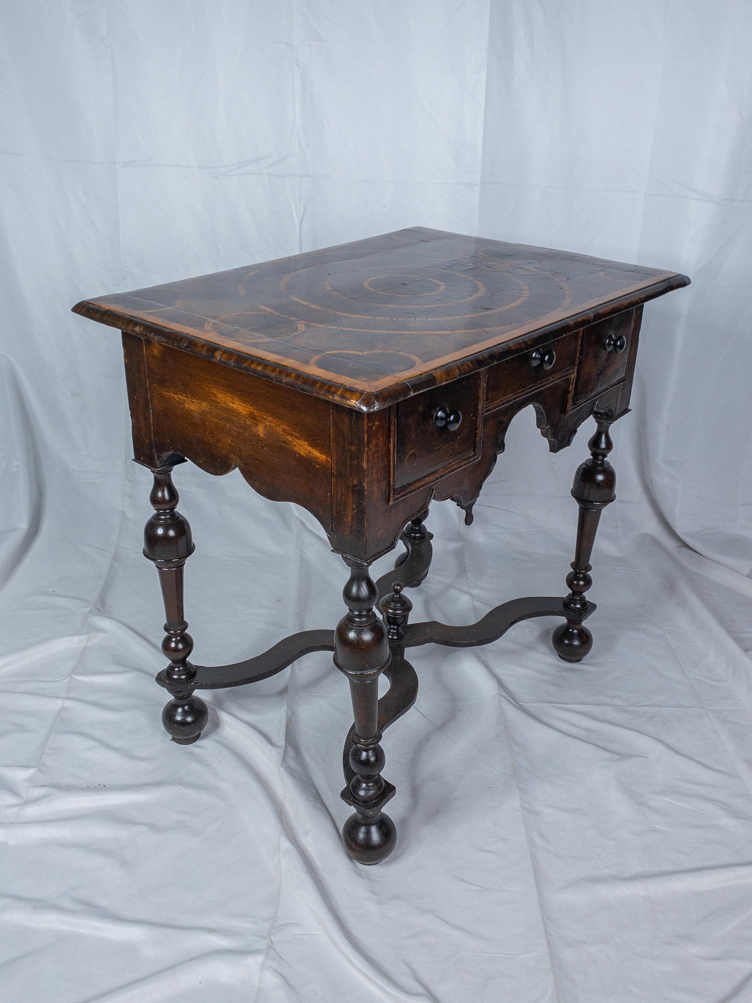 17th Century William and Mary Oyster Veneered Walnut Dressing Table In Good Condition For Sale In Houston, TX