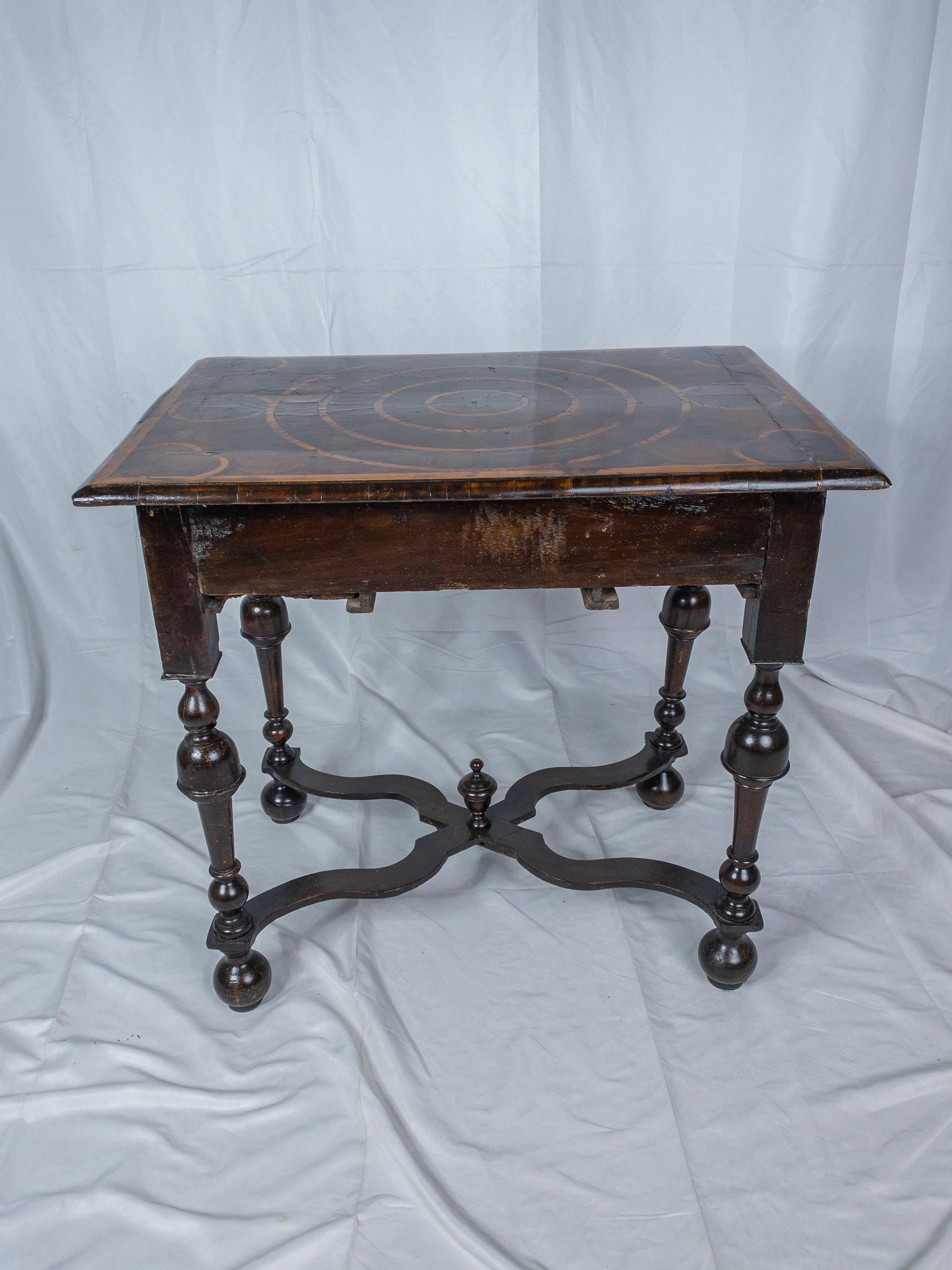 Table de toilette en noyer plaqué d'huîtres du 17e siècle William & Mary Bon état - En vente à Houston, TX