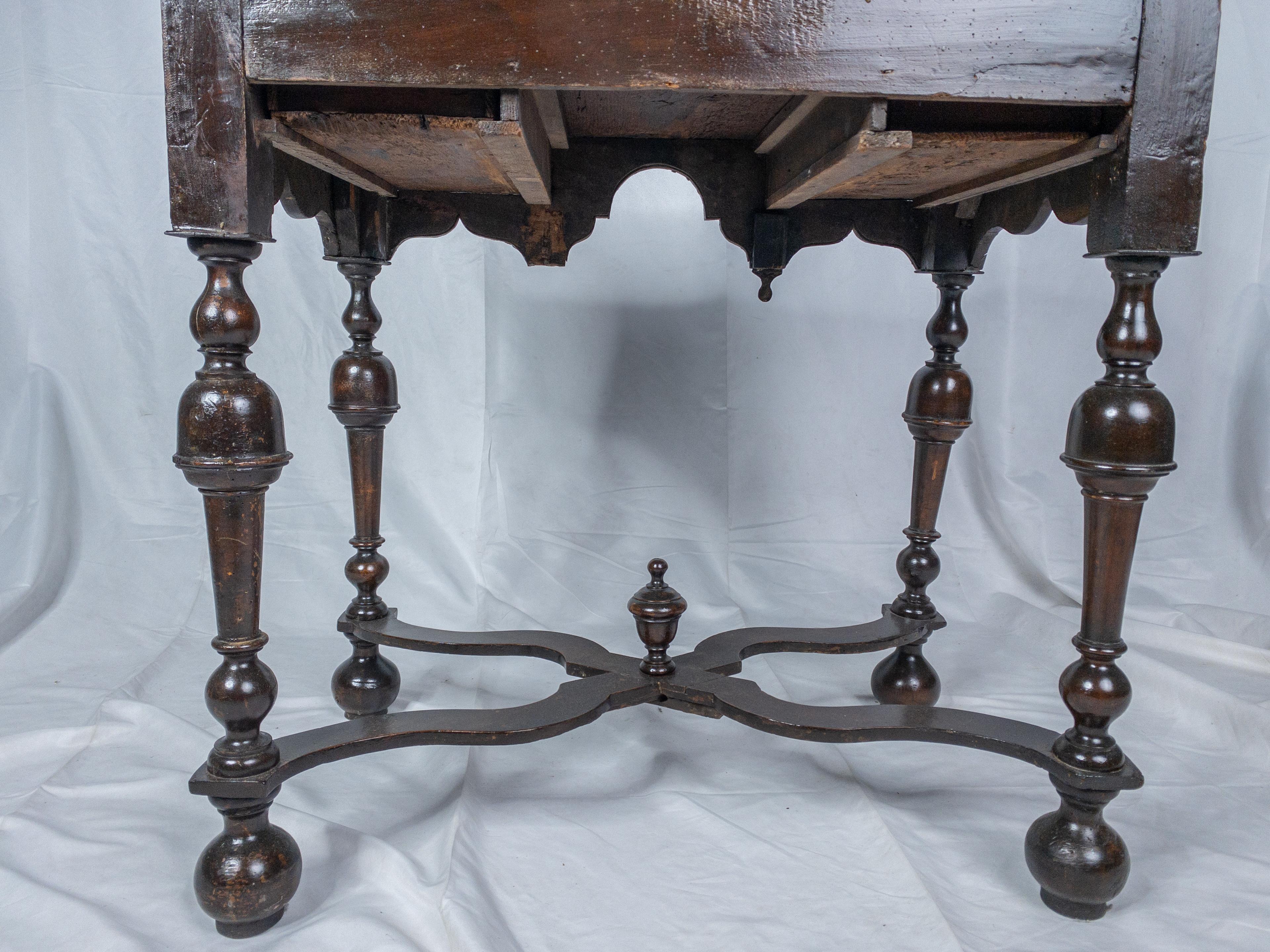 XVIIIe siècle et antérieur Table de toilette en noyer plaqué d'huîtres du 17e siècle William & Mary en vente