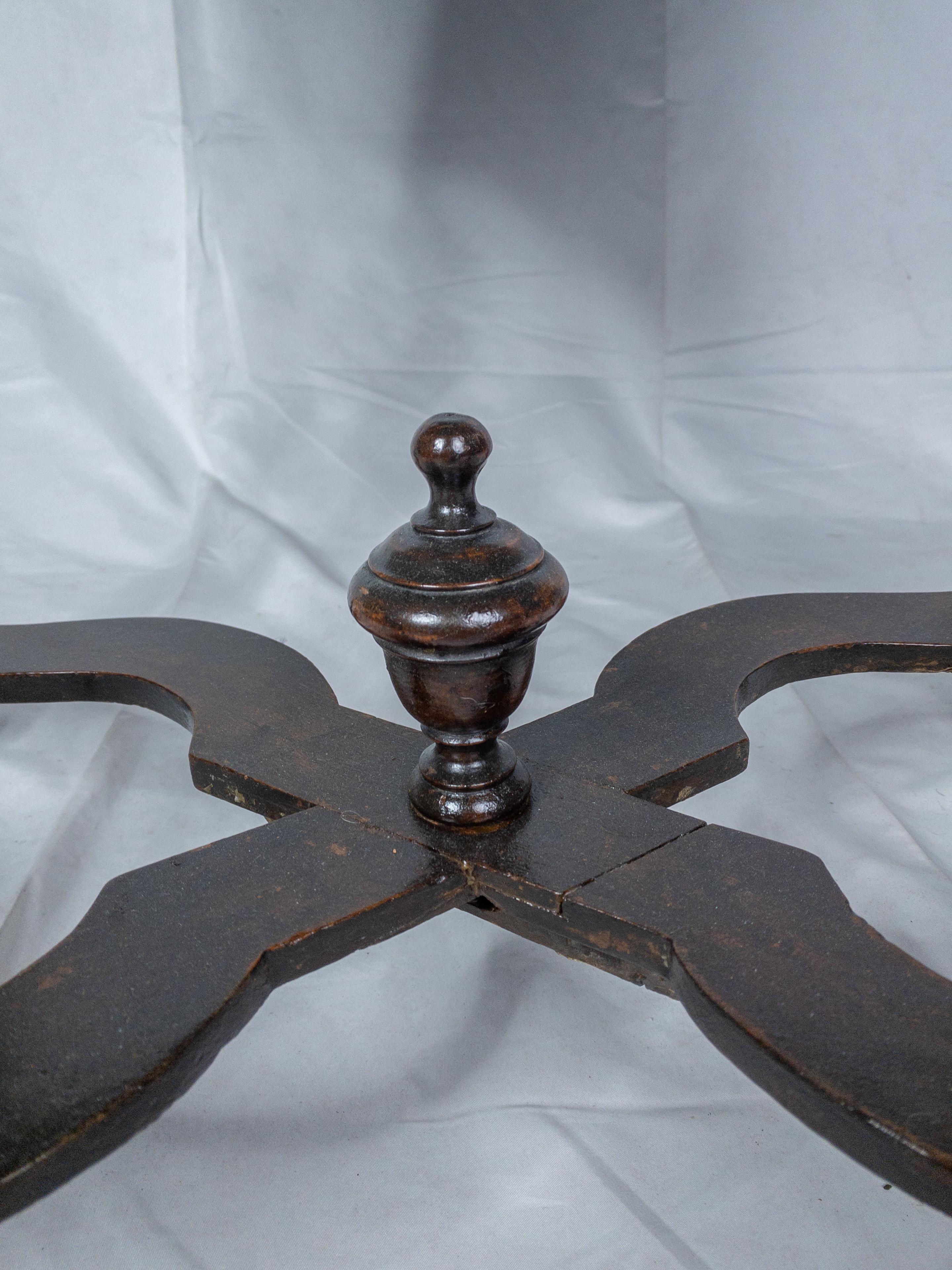 17th Century William and Mary Oyster Veneered Walnut Dressing Table For Sale 1