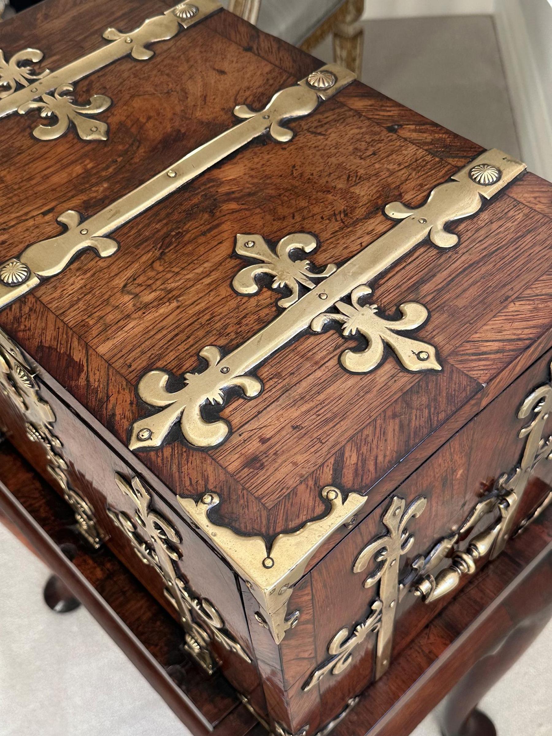 Caja fuerte / Coffre Fort de madera de Kingwood del periodo de William & Mary del siglo XVII en George en venta 7