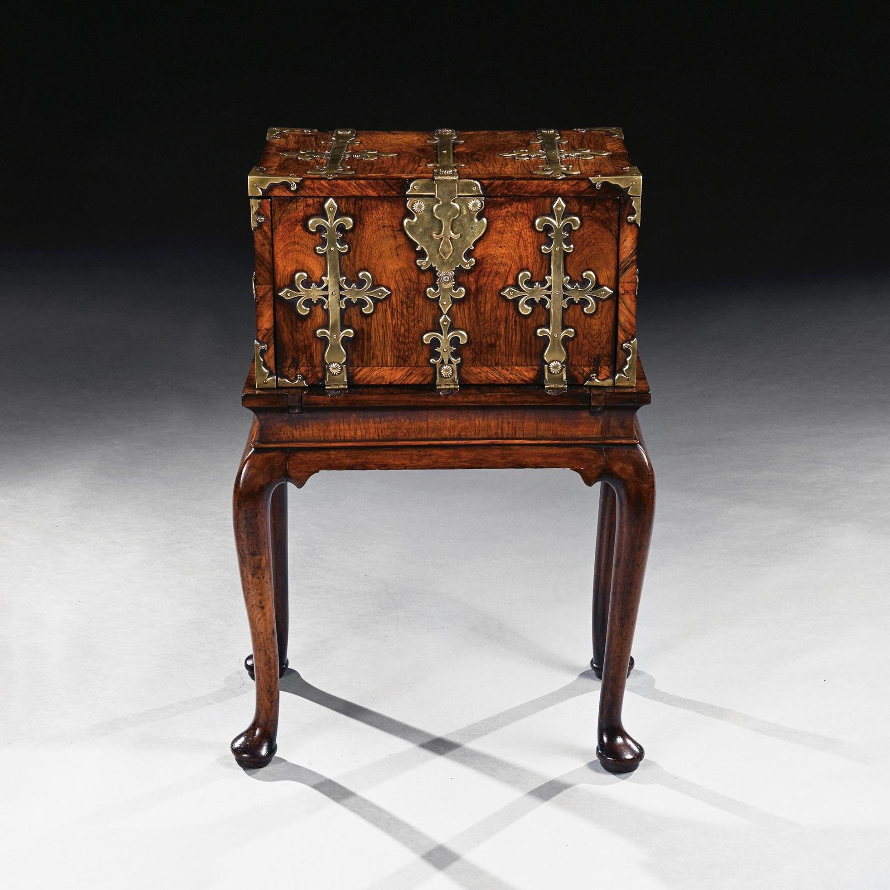 Excepcional caja fuerte o Coffre Fort de madera de rey del periodo de William & Mary del siglo XVII, de excelente color y pátina, sobre soporte de nogal del periodo de Jorge I


Inglaterra circa 1690 -1710


Esta maravillosa caja fuerte o Coffre