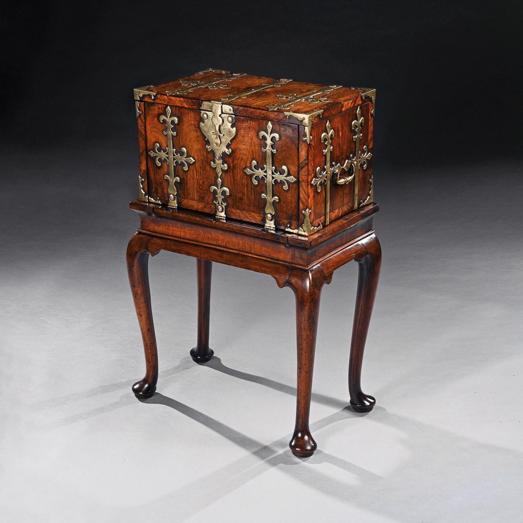 Caja fuerte / Coffre Fort de madera de Kingwood del periodo de William & Mary del siglo XVII en George Guillermo y María en venta