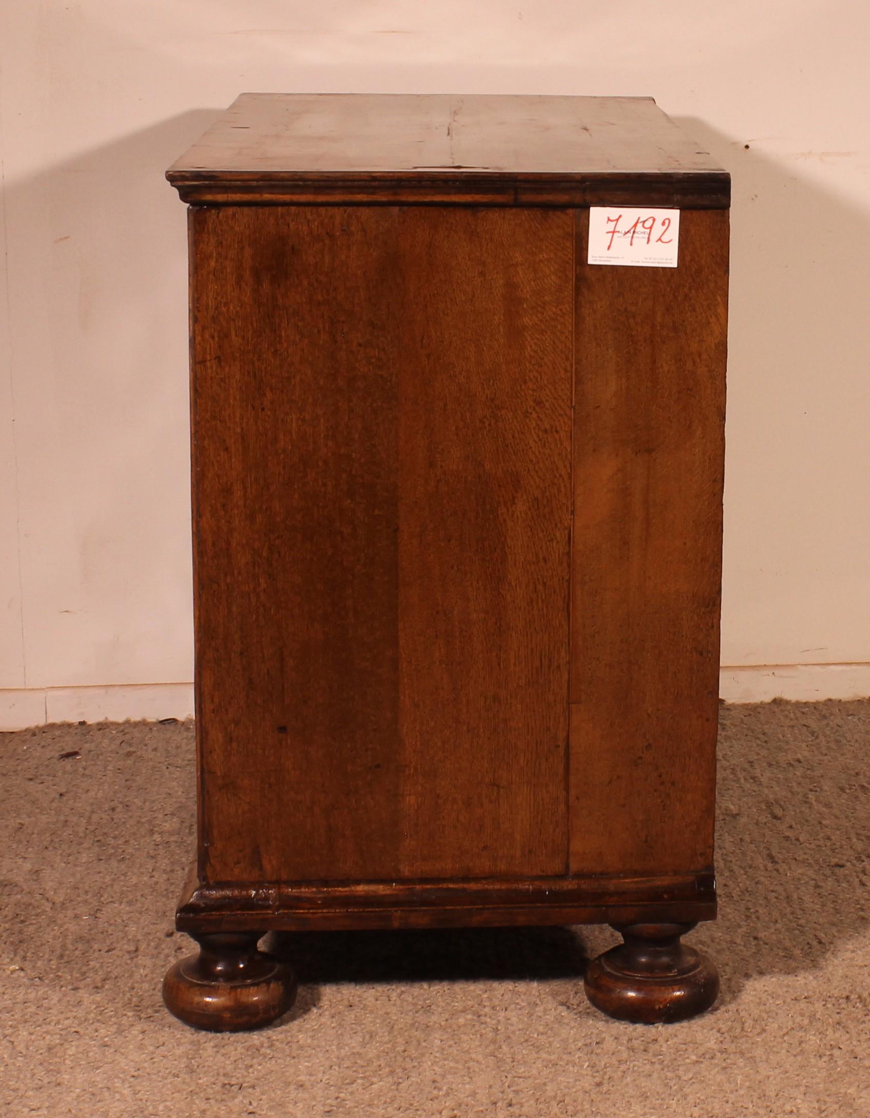 17th Century William And Mary Walnut Chest Of Drawers For Sale 3
