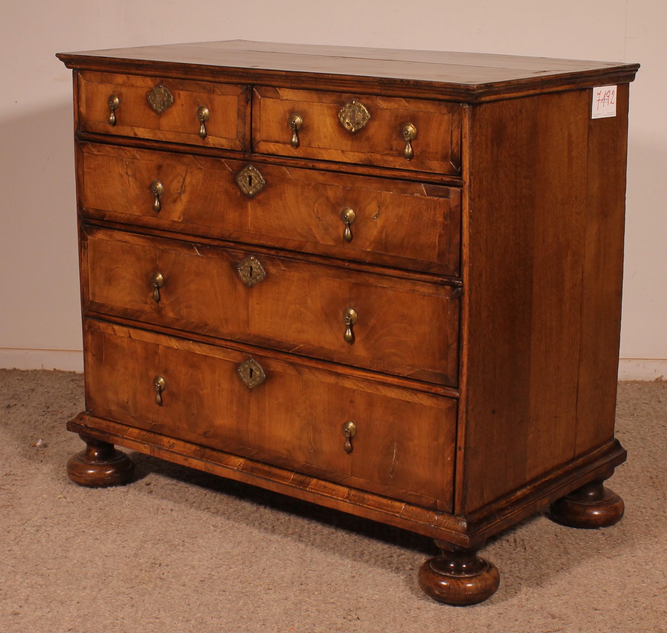17th Century William And Mary Walnut Chest Of Drawers For Sale 4