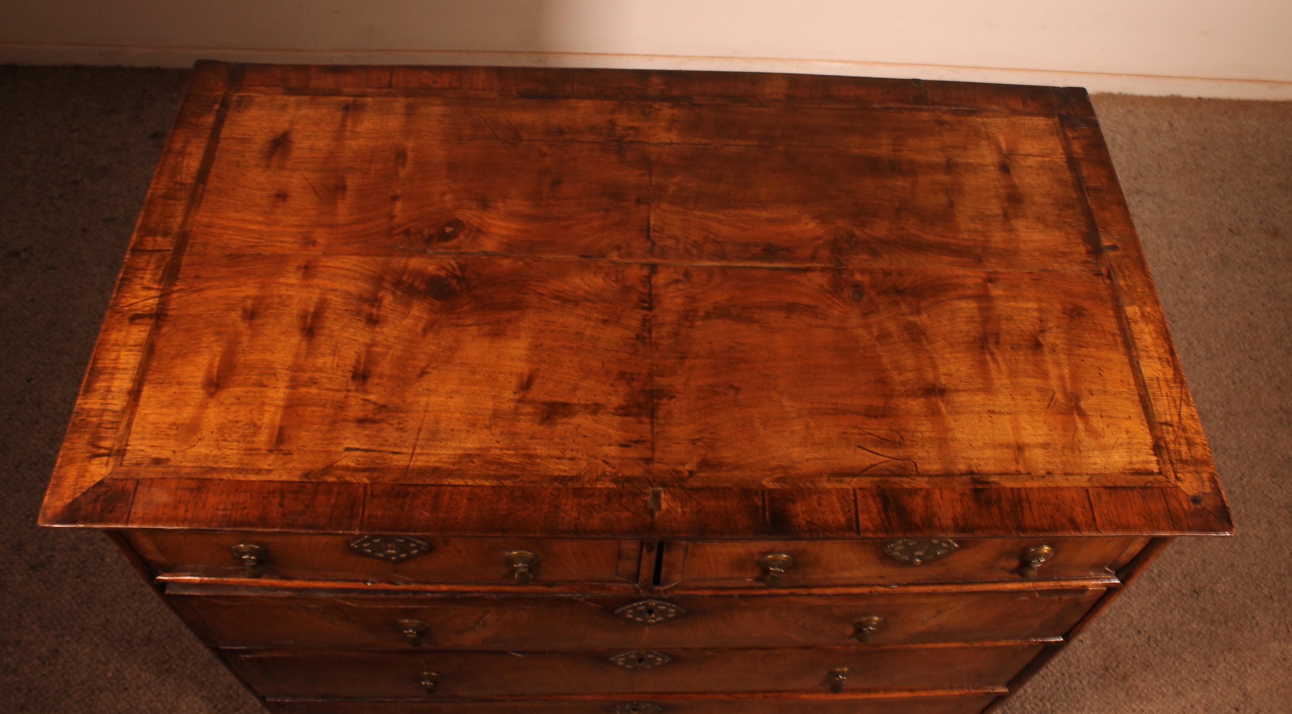 17th Century William And Mary Walnut Chest Of Drawers For Sale 5