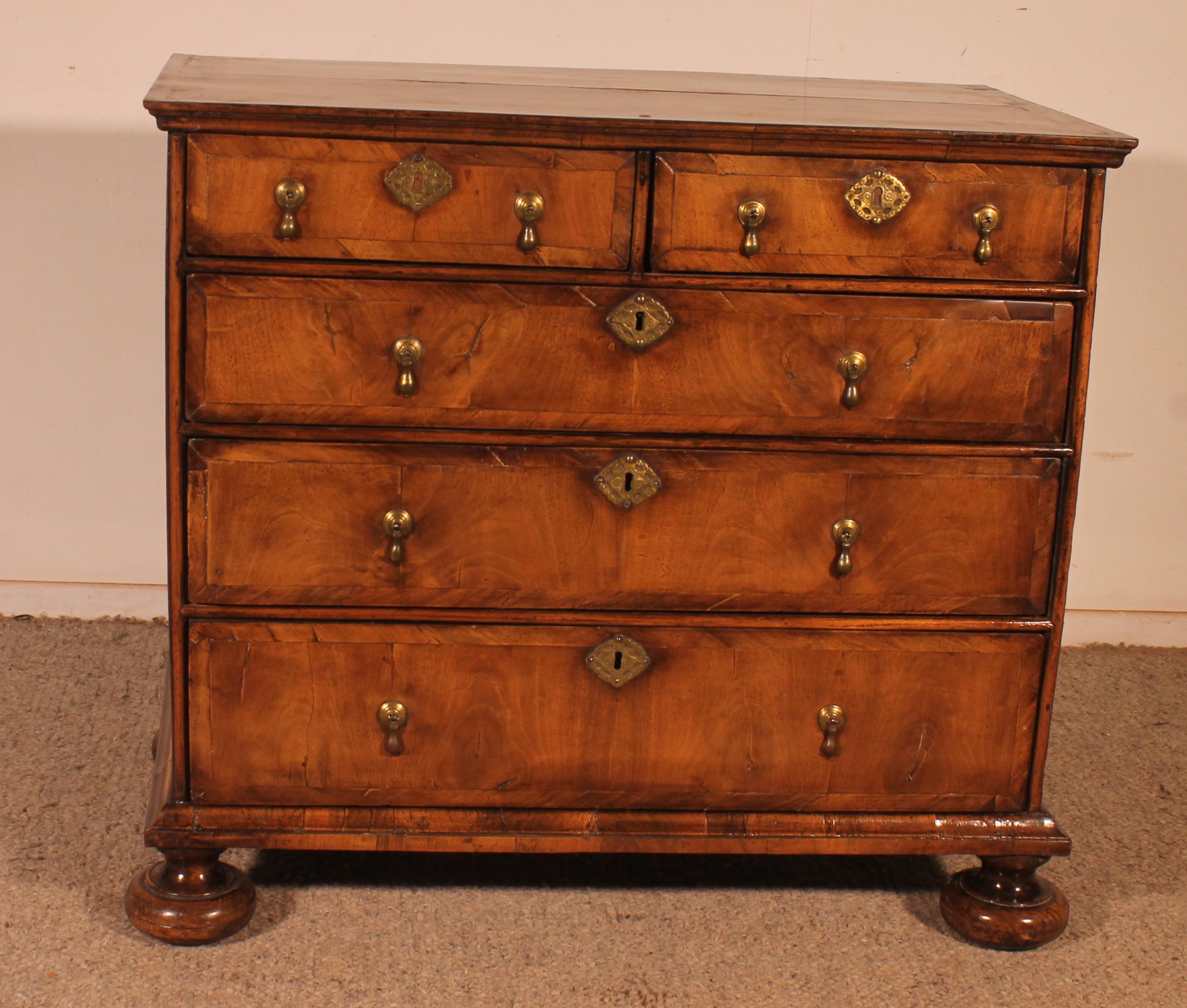 Superb 17th century English walnut chest of drawers from the William and Mary period and style.

Rare chest of drawers since there were very few William and Mary style chests of drawers. Moreover in walnut.

It rests on ball feet, typical for this