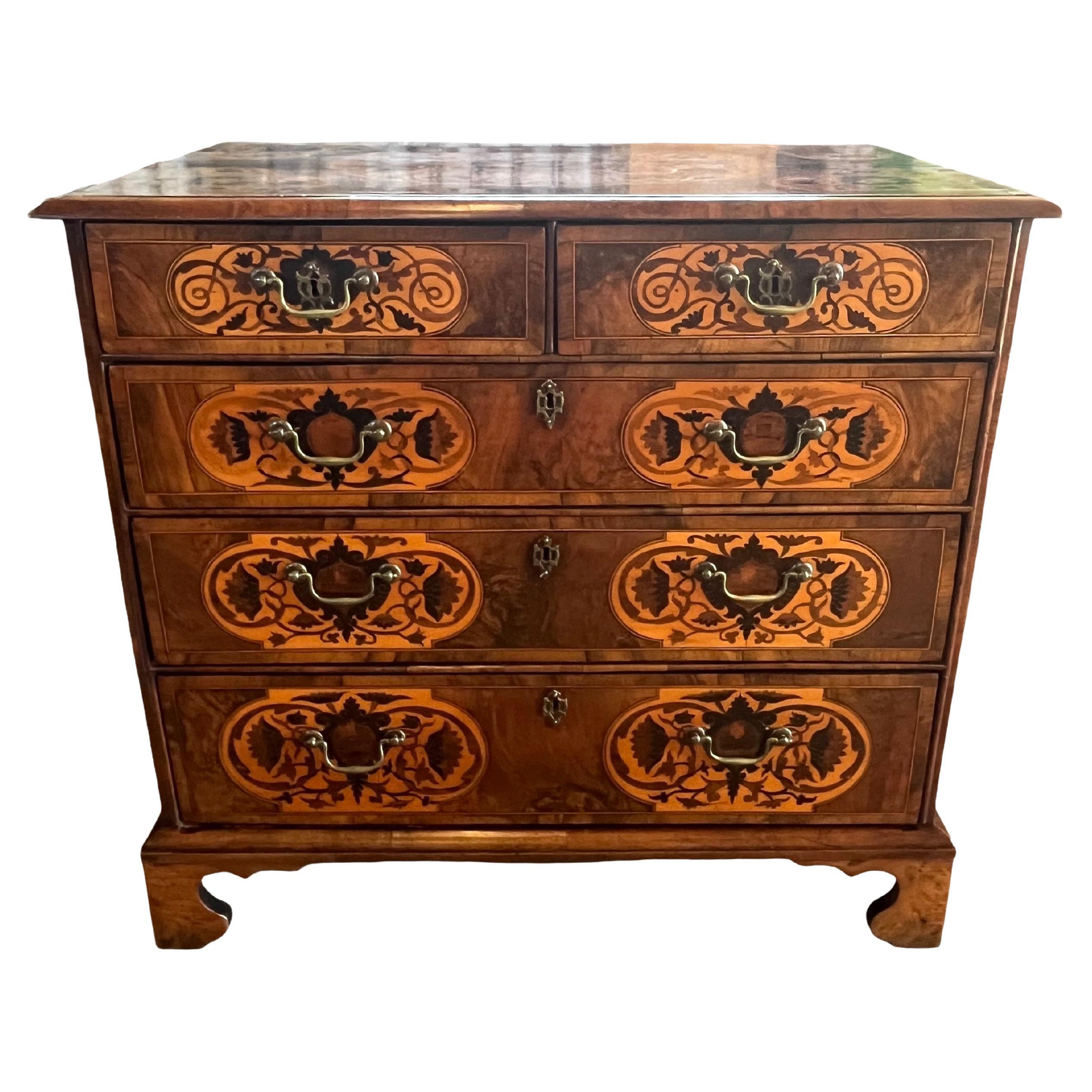 Cassettiera intarsiata in noce William & Mary del XVII secolo