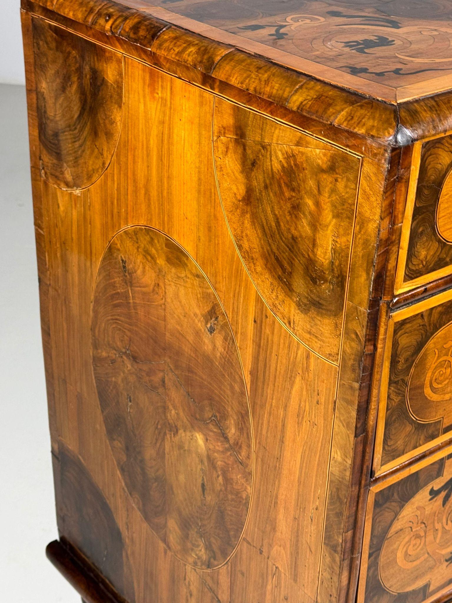 17th Century William & Mary Period Marquetry Inlaid Oyster Chest of Drawers For Sale 7