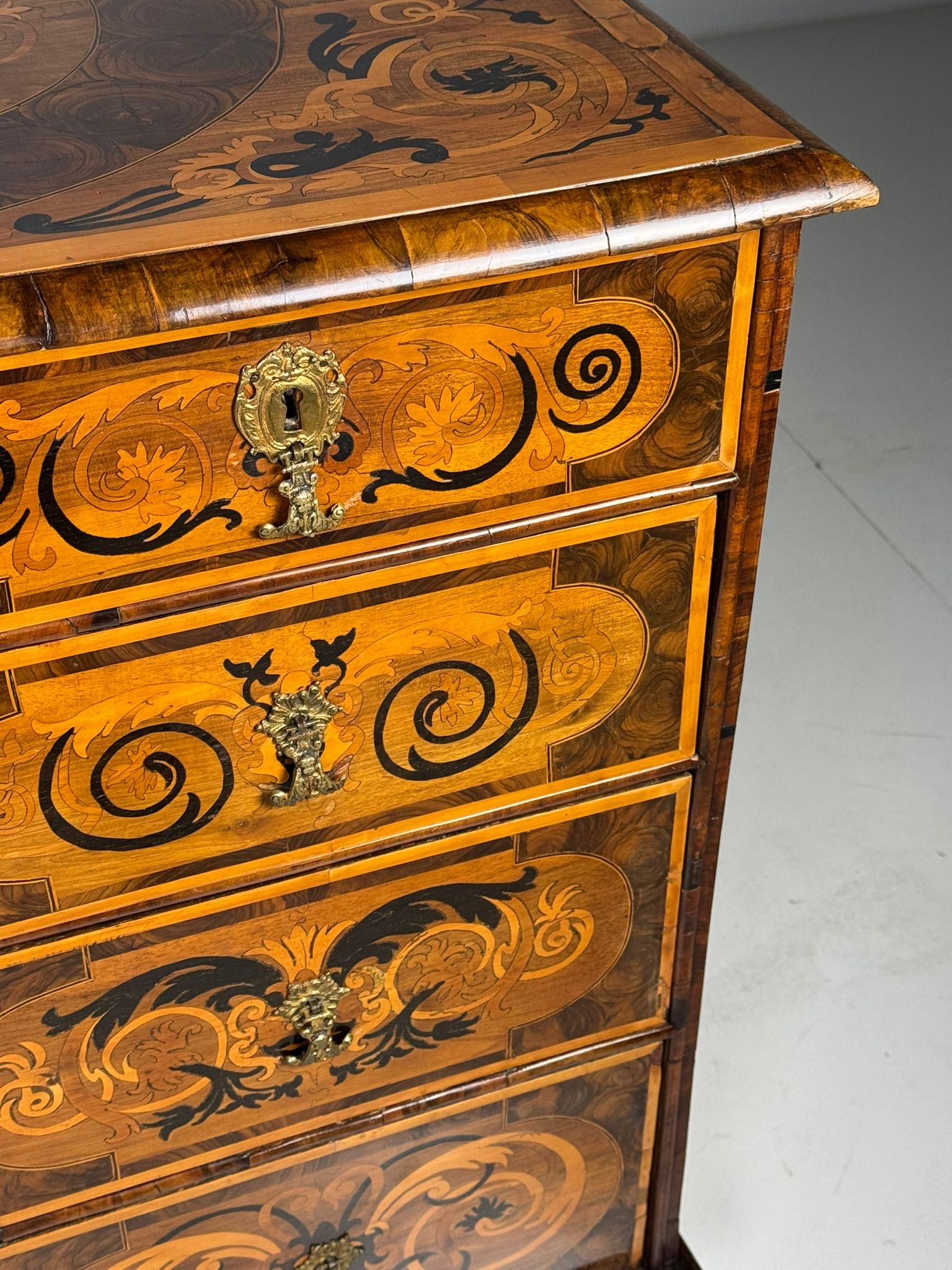17th Century William & Mary Period Marquetry Inlaid Oyster Chest of Drawers For Sale 10