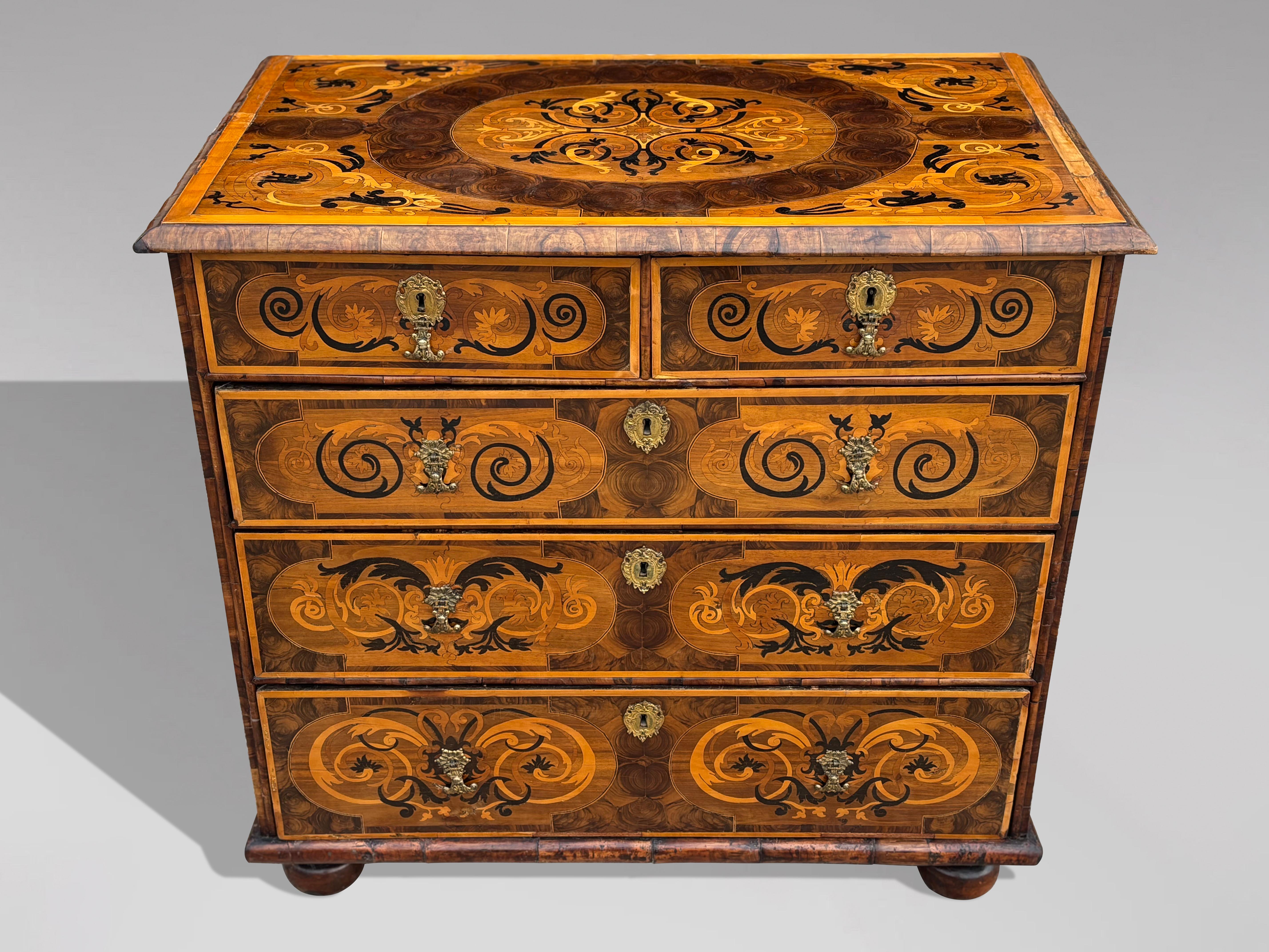 Sehr schöne Kommode aus Austernholz mit Intarsien aus dem 17. Jahrhundert aus der Zeit von William und Mary

Diese exquisite Kommode ist ein Beispiel für die Handwerkskunst des späten 17. Jahrhunderts und zeigt die Kunstfertigkeit der William and