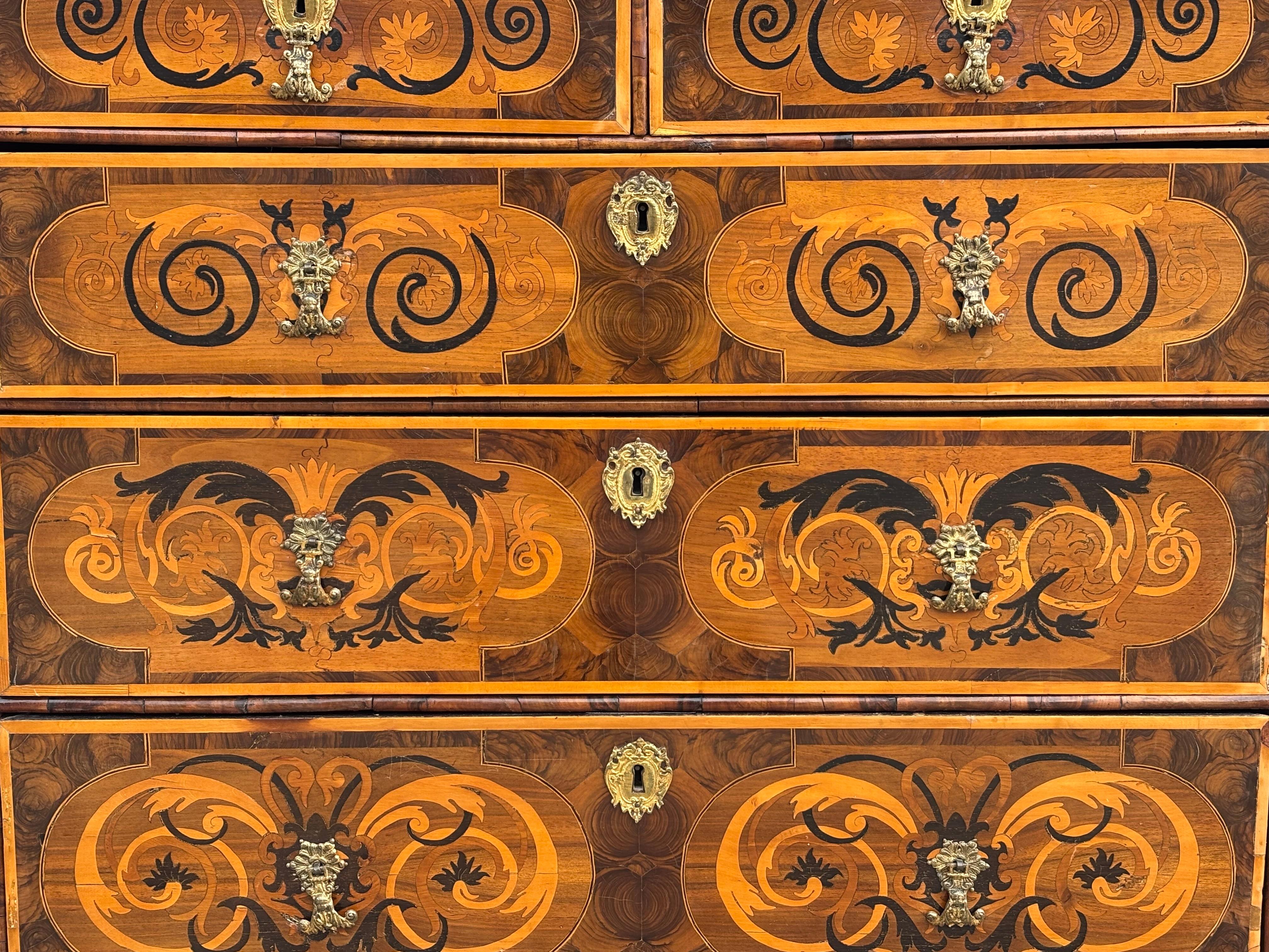 17. Jahrhundert William & Mary Periode Intarsien Auster Kommode im Angebot 1